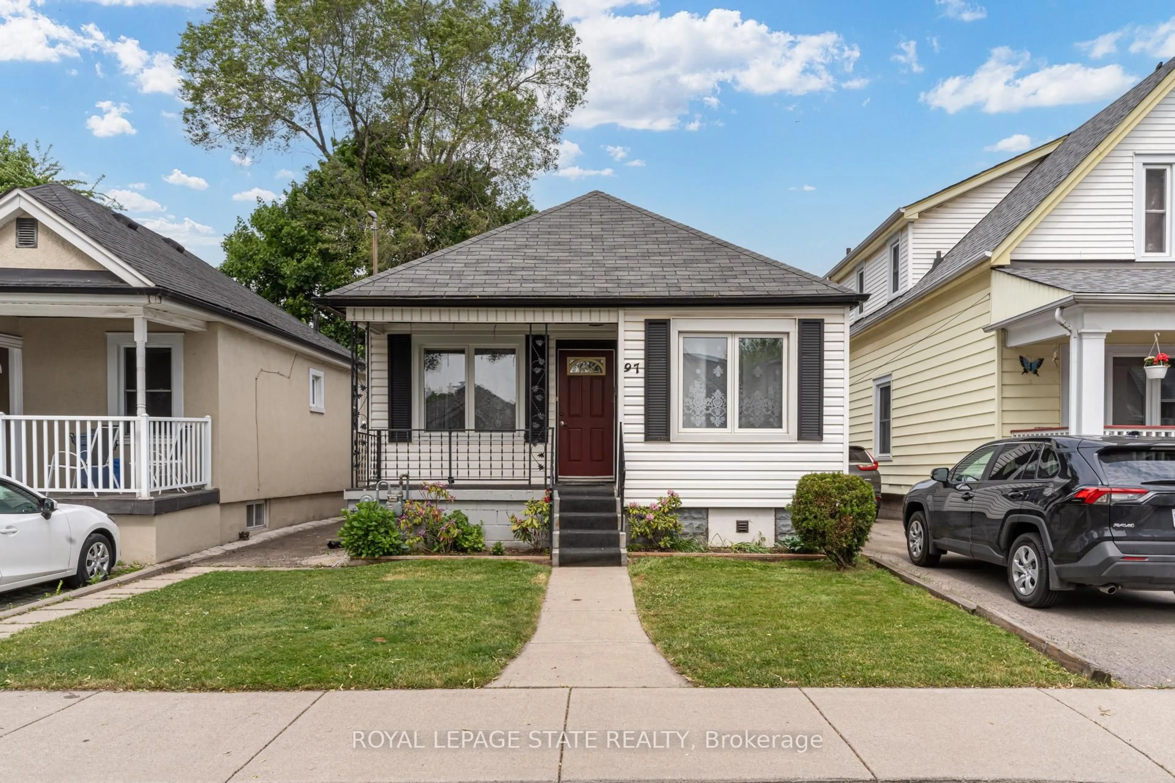 Home with vinyl exterior material, street for 97 Park Row, Hamilton Ontario L8H 4E5
