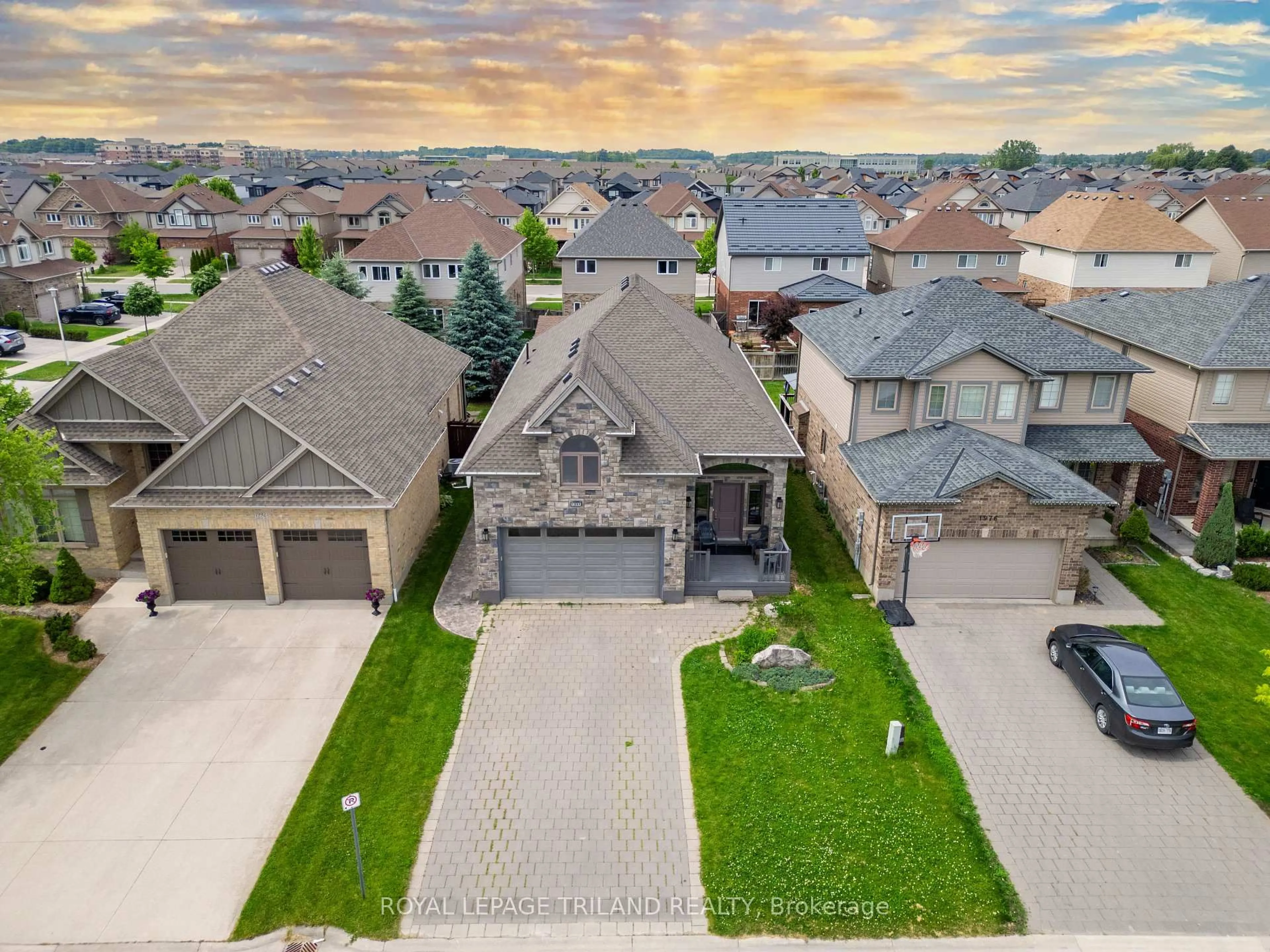 A pic from outside/outdoor area/front of a property/back of a property/a pic from drone, street for 1984 Jubilee Dr, London North Ontario N6G 0H7