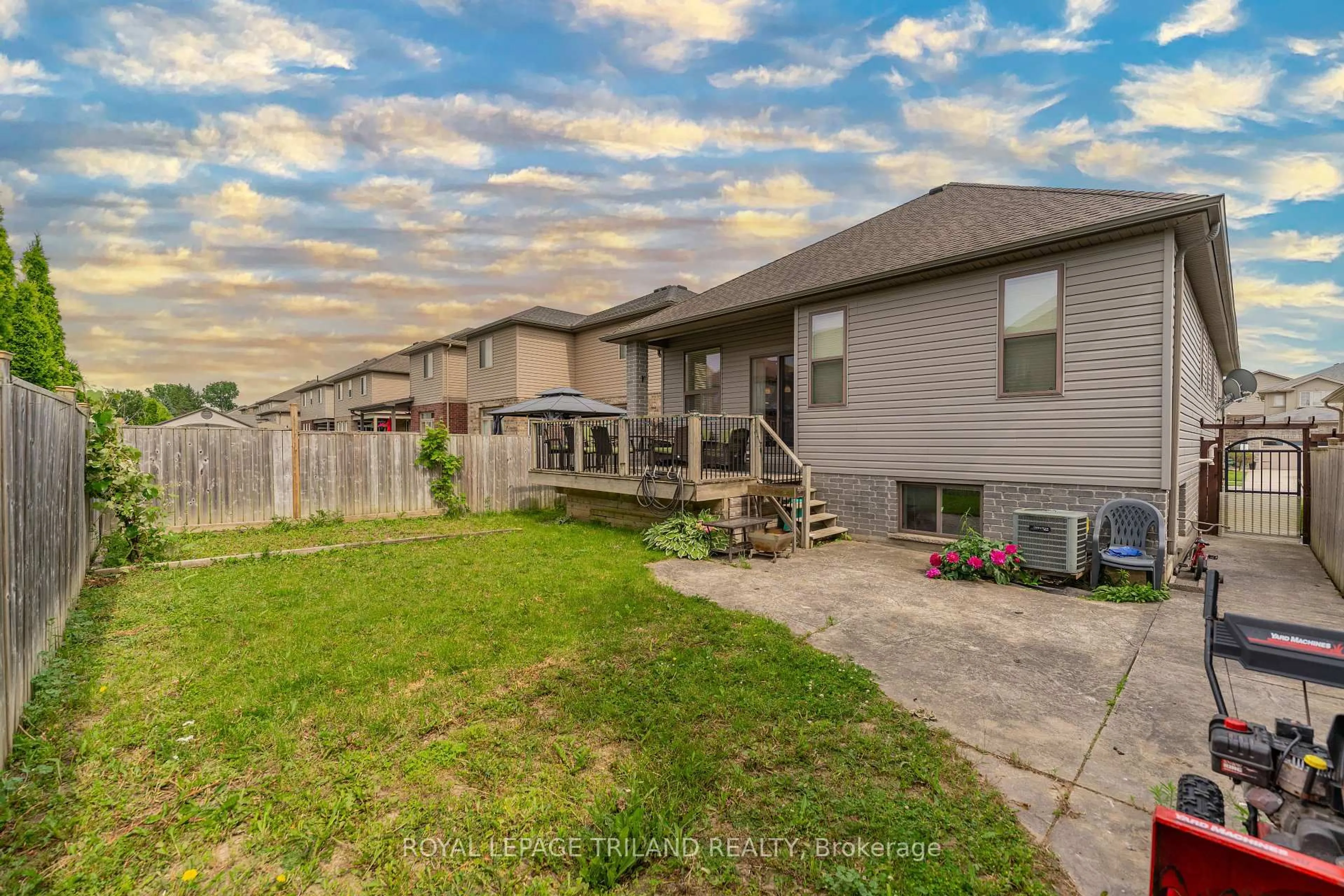 A pic from outside/outdoor area/front of a property/back of a property/a pic from drone, unknown for 1984 Jubilee Dr, London North Ontario N6G 0H7