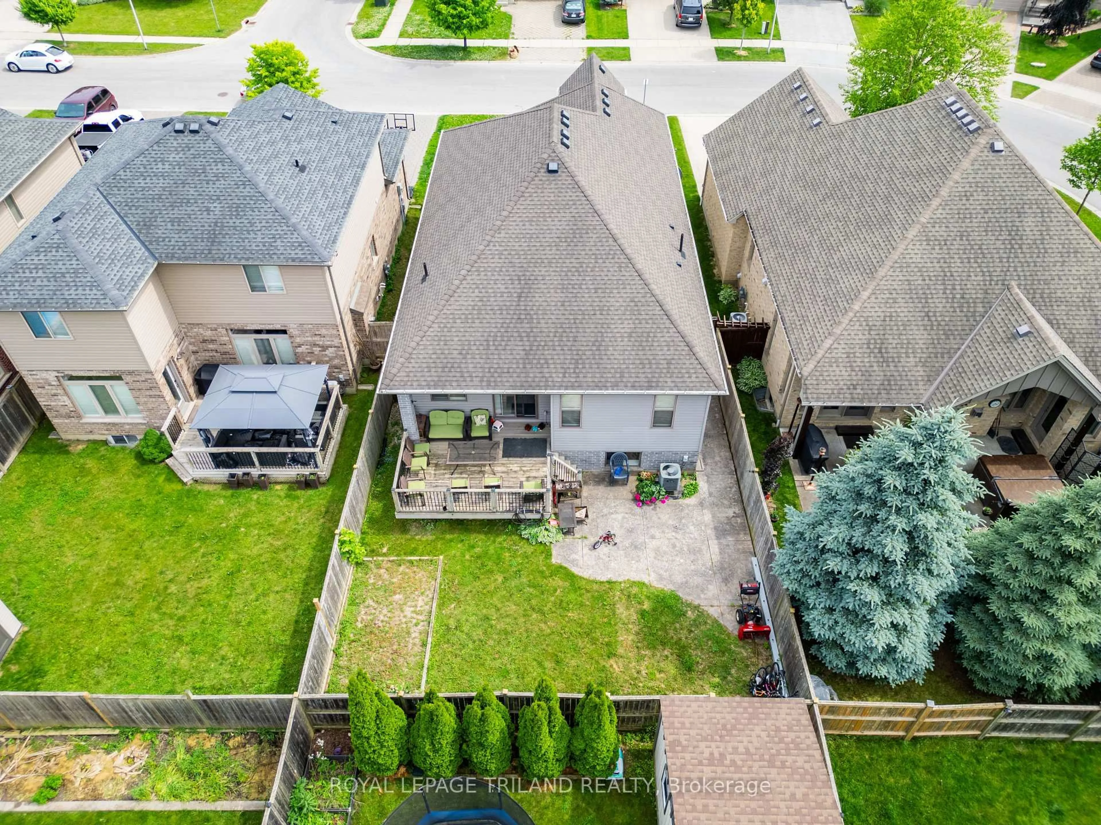 A pic from outside/outdoor area/front of a property/back of a property/a pic from drone, street for 1984 Jubilee Dr, London North Ontario N6G 0H7