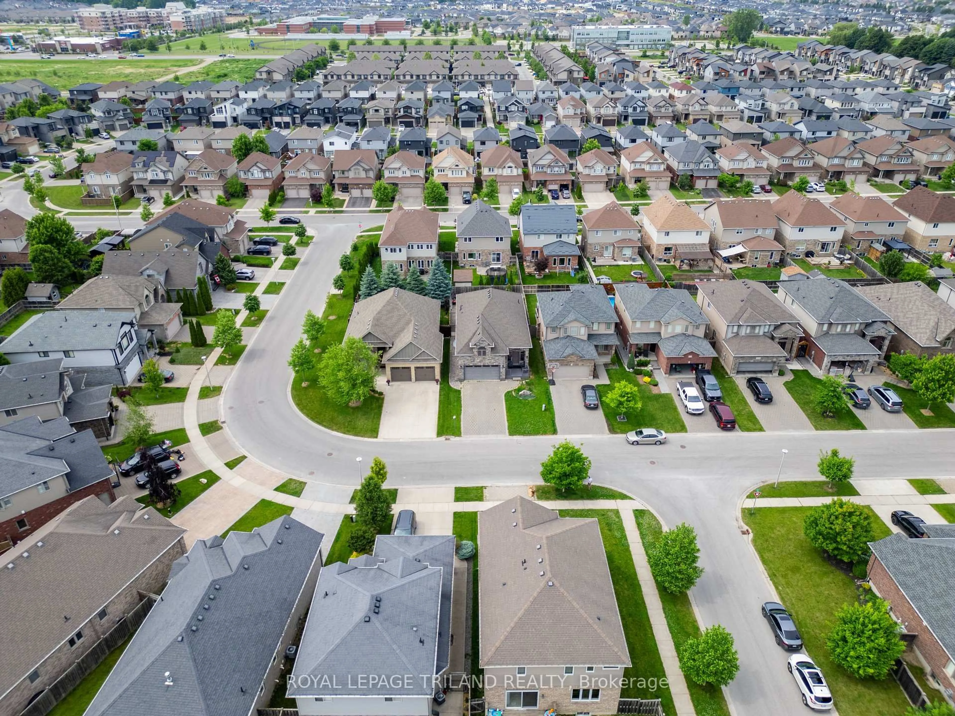 A pic from outside/outdoor area/front of a property/back of a property/a pic from drone, street for 1984 Jubilee Dr, London North Ontario N6G 0H7
