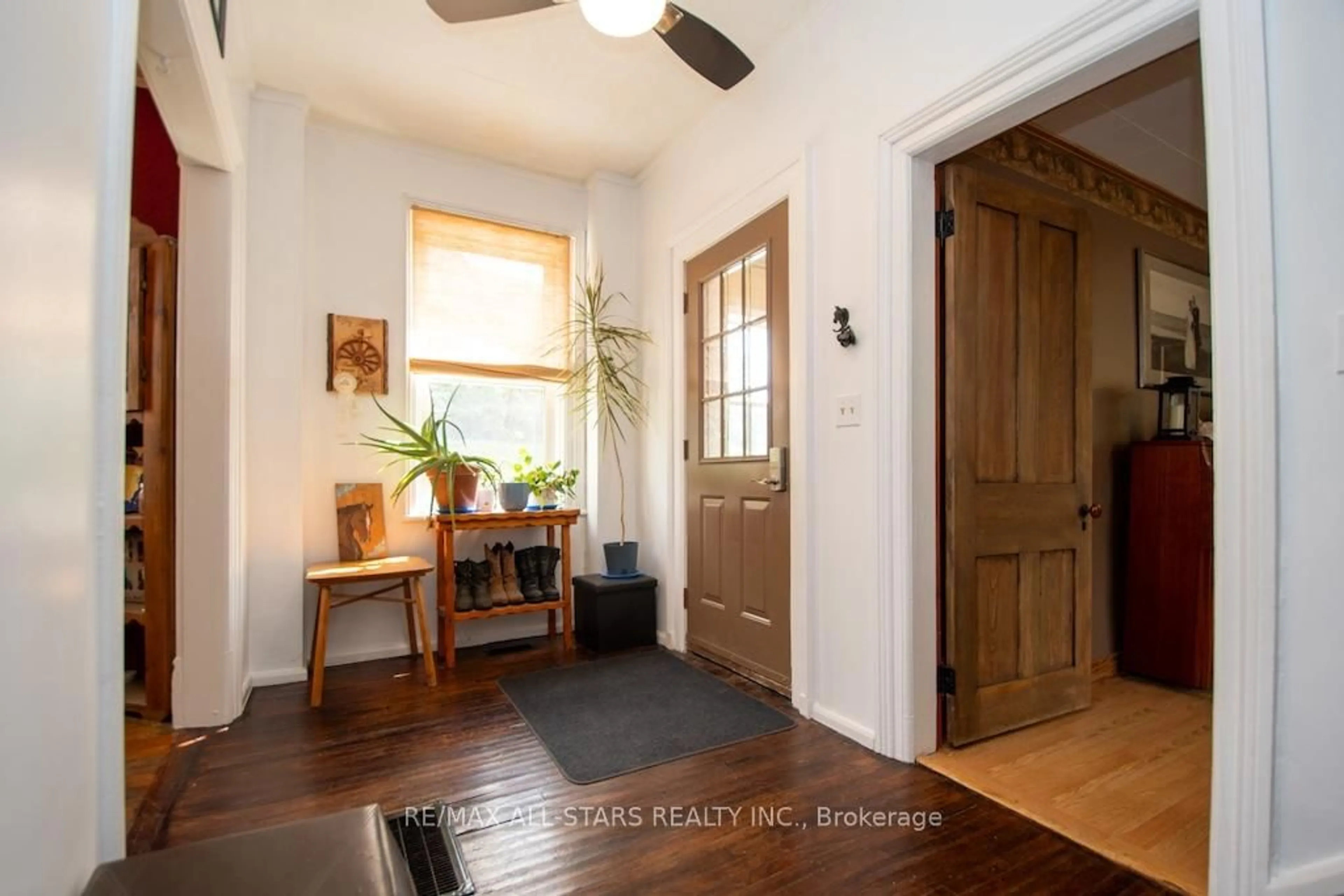 Indoor entryway for 132 King St, Kawartha Lakes Ontario K0M 2T0