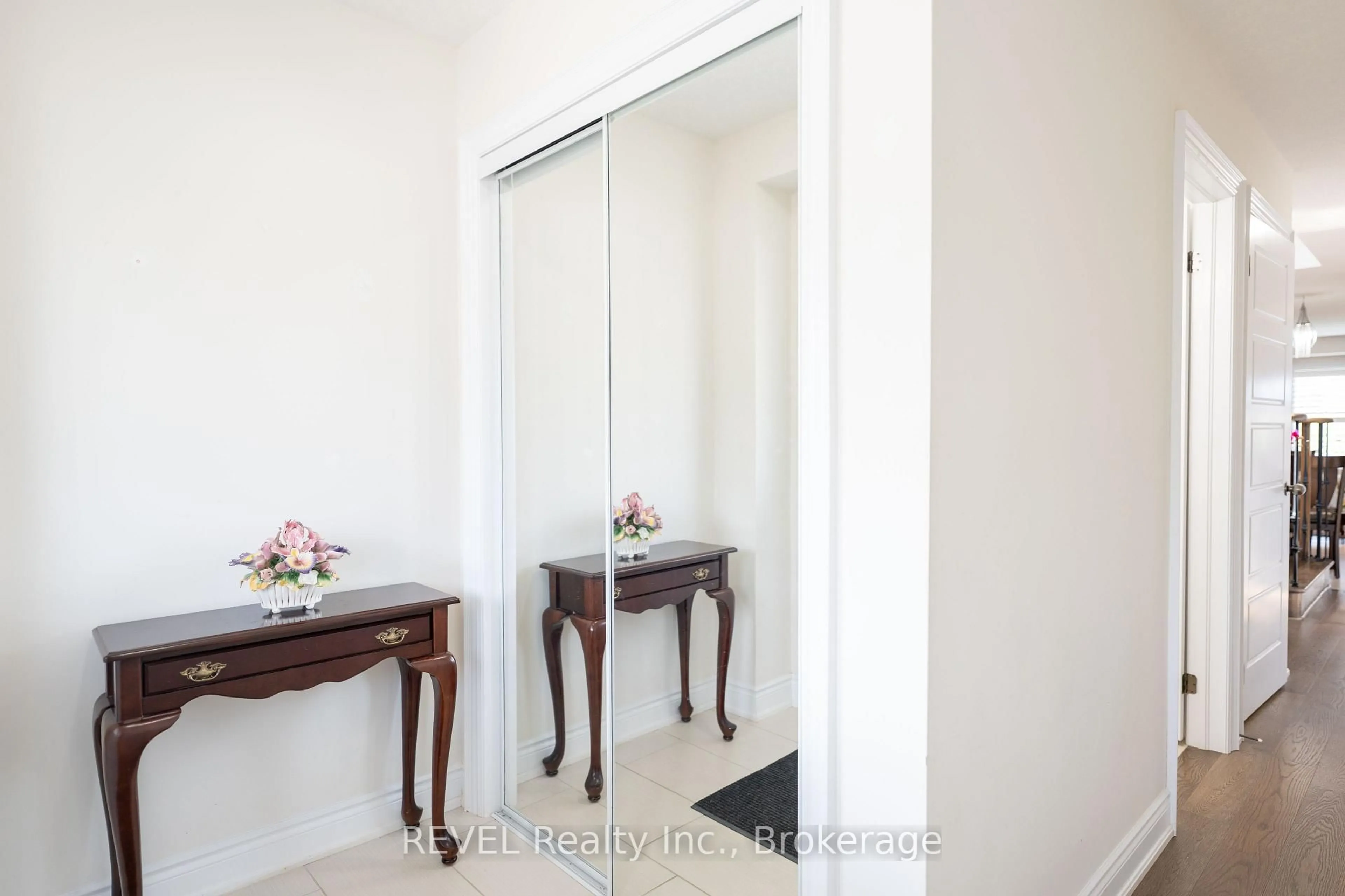 Indoor foyer for 8169 Blue Ash Lane, Niagara Falls Ontario L2N 0N8