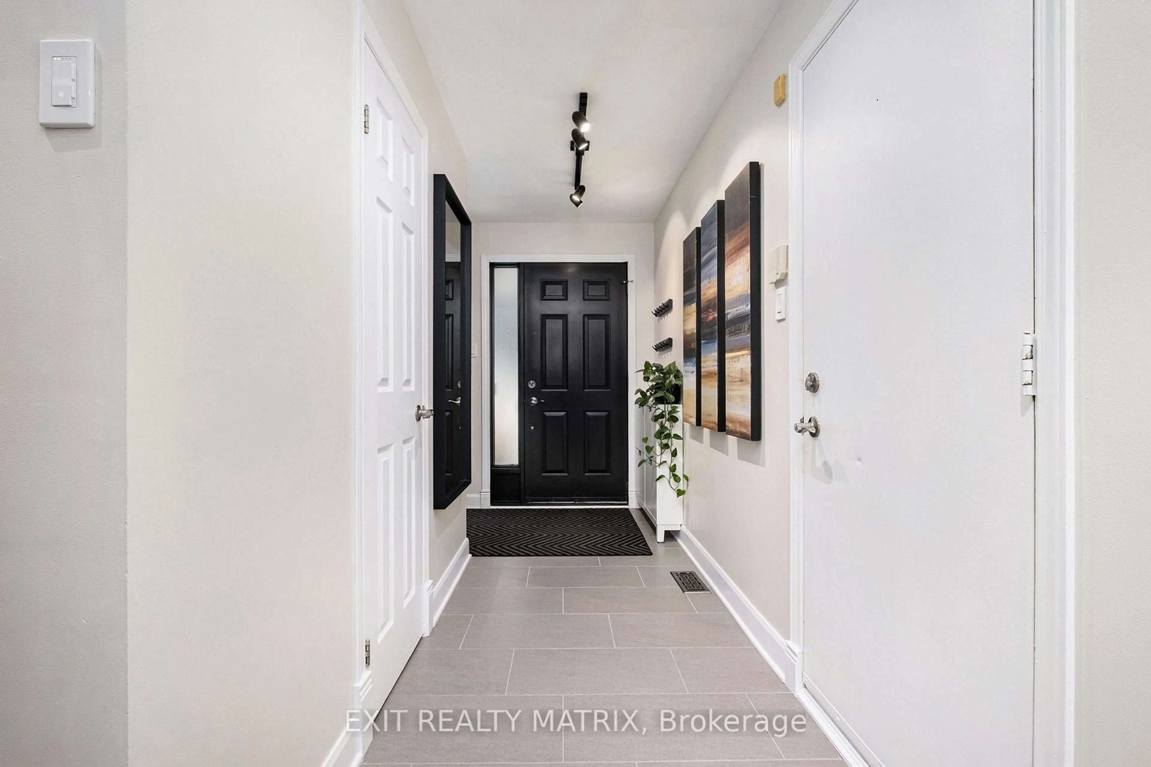 Indoor entryway for 61 Winnegreen Crt, Ottawa Ontario K1G 5S2