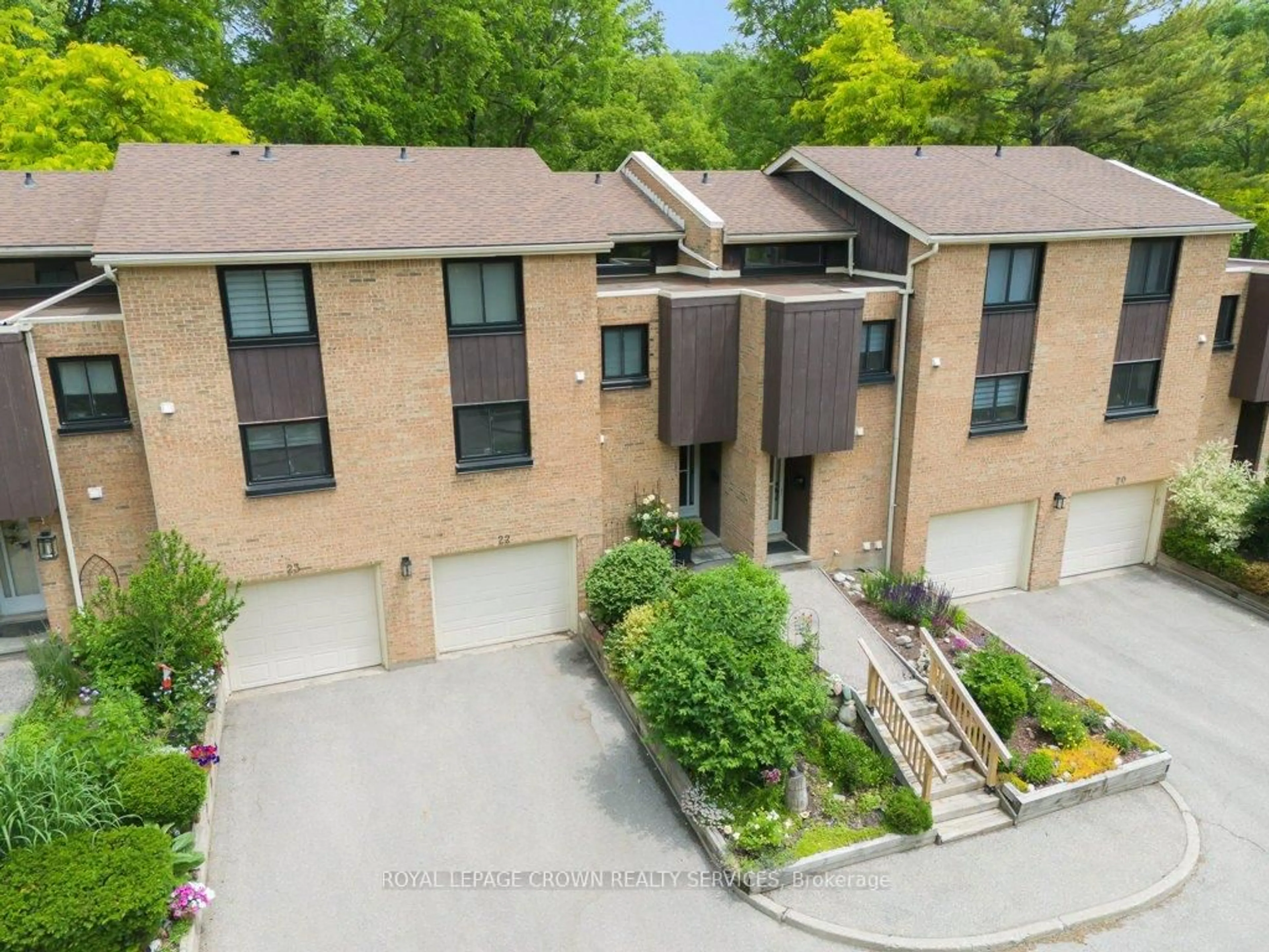 A pic from outside/outdoor area/front of a property/back of a property/a pic from drone, unknown for 220 Salisbury Ave #22, Cambridge Ontario N1S 1K5