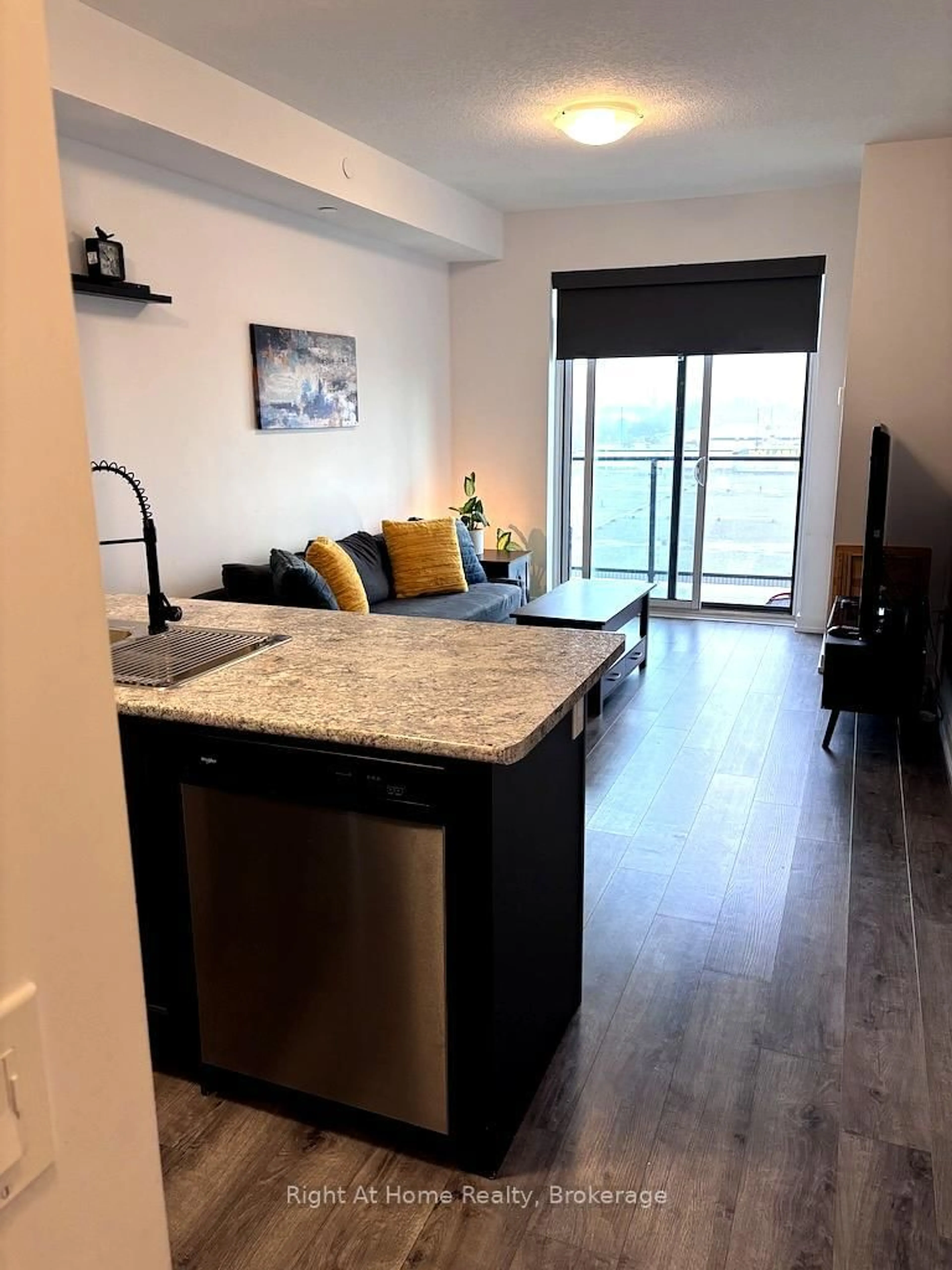 Open concept kitchen, unknown for 5055 Greenlane Rd #416, Lincoln Ontario L3J 2J3