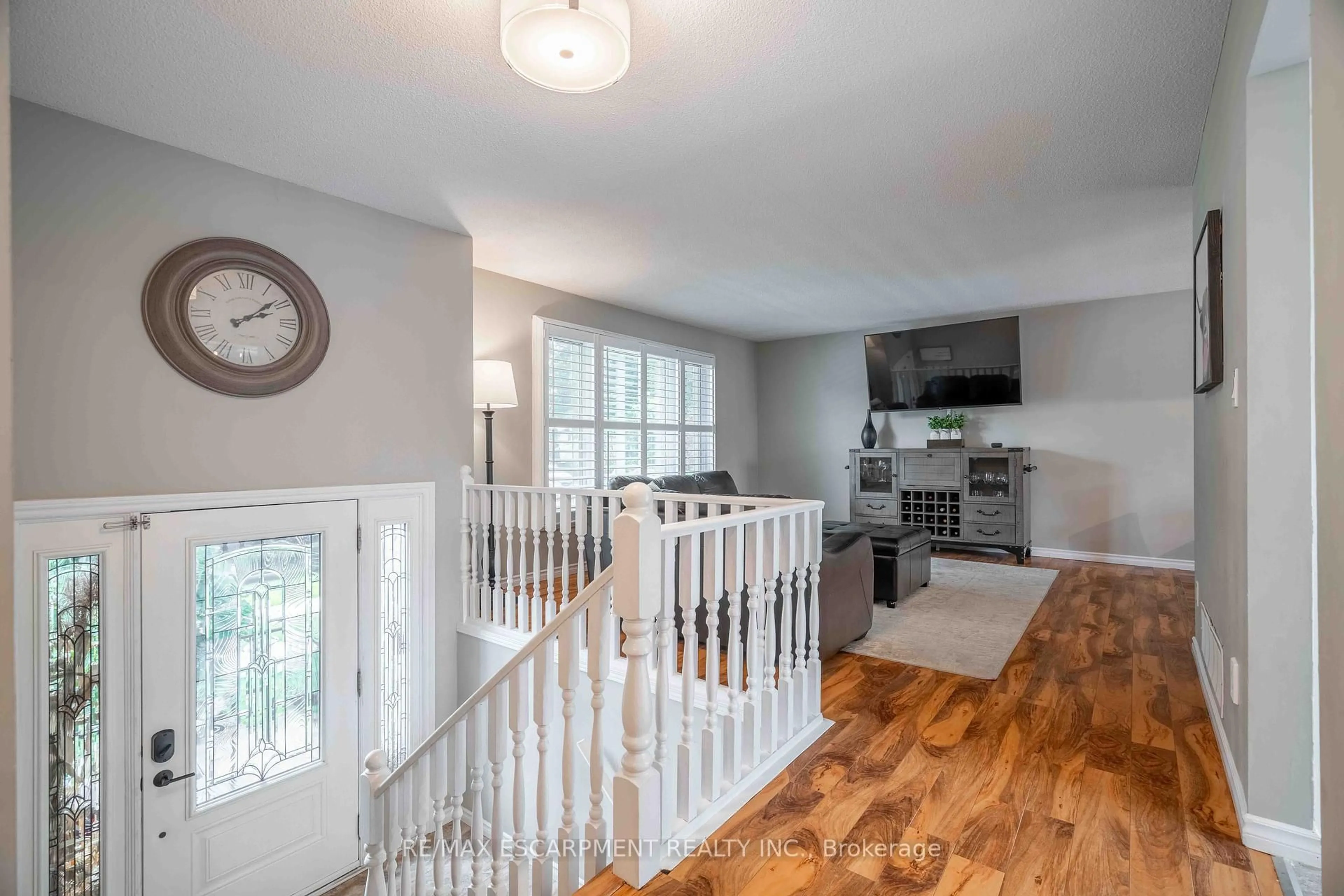 Indoor entryway for 37 McMaster Dr, Haldimand Ontario N3W 1H4