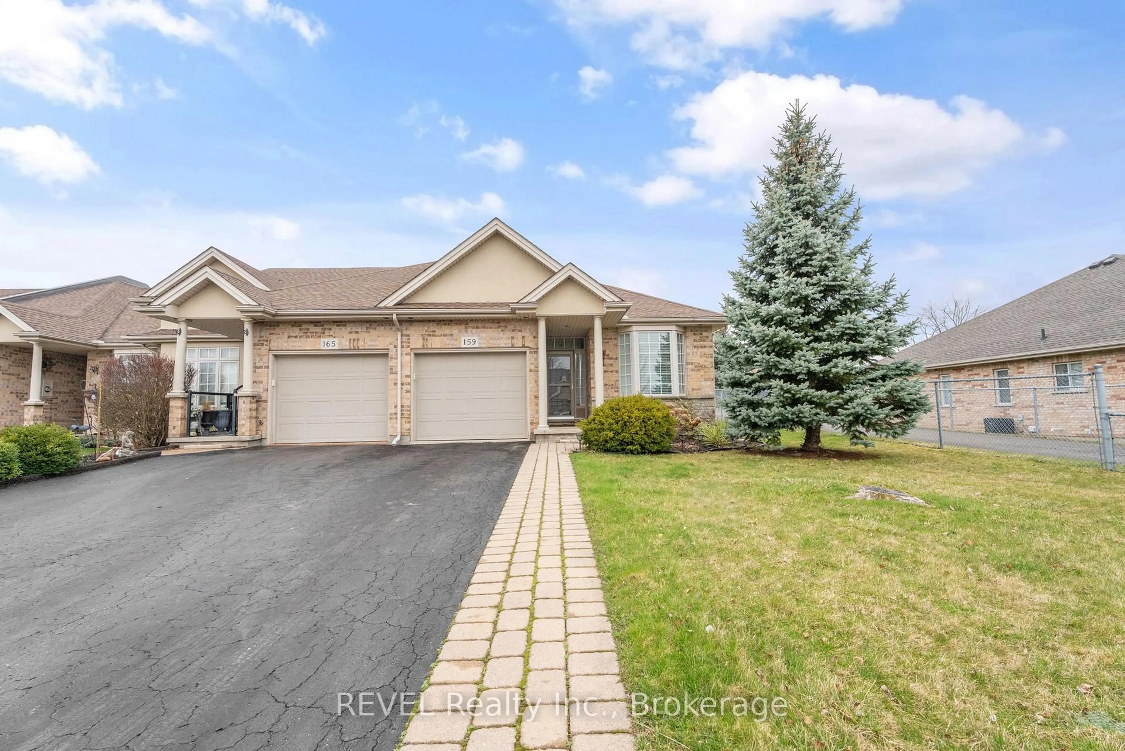 A pic from outside/outdoor area/front of a property/back of a property/a pic from drone, street for 159 Willowlanding Crt, Welland Ontario L3C 7L8