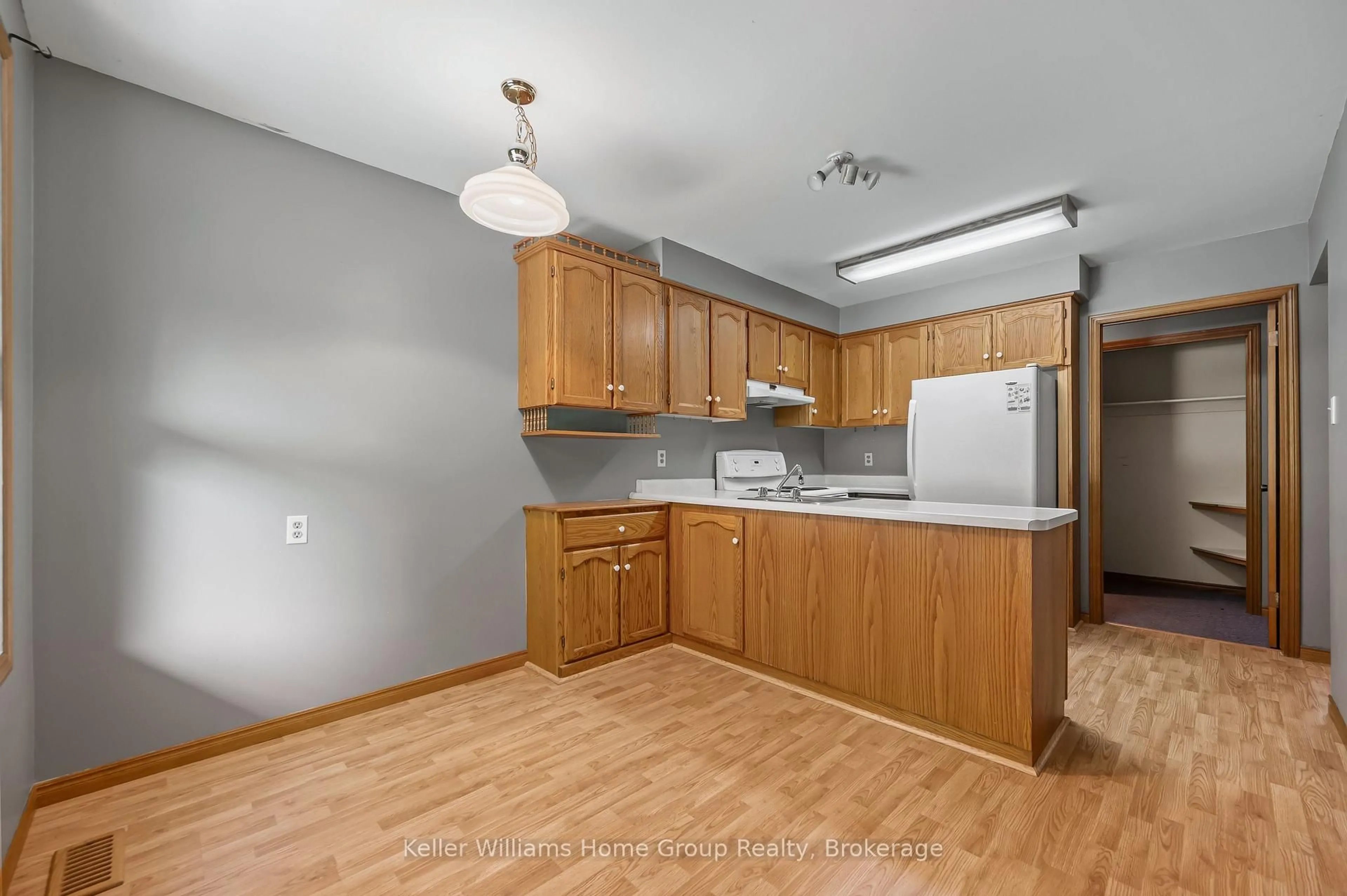 Standard kitchen, unknown for 159 E Mill St, Centre Wellington Ontario N0B 1S0