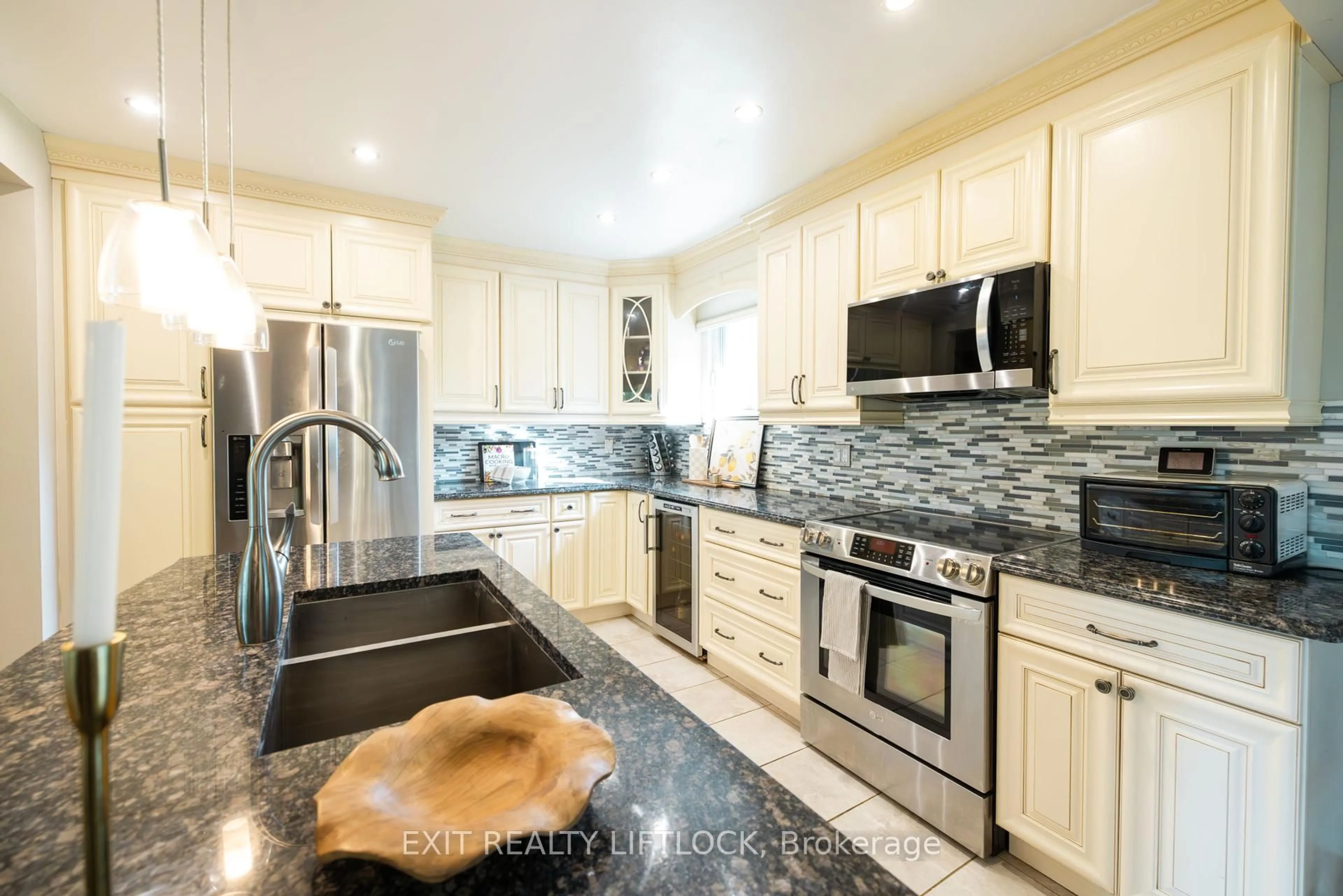 Contemporary kitchen, ceramic/tile floor for 983 Deana Blvd, Peterborough North Ontario K9K 1C8