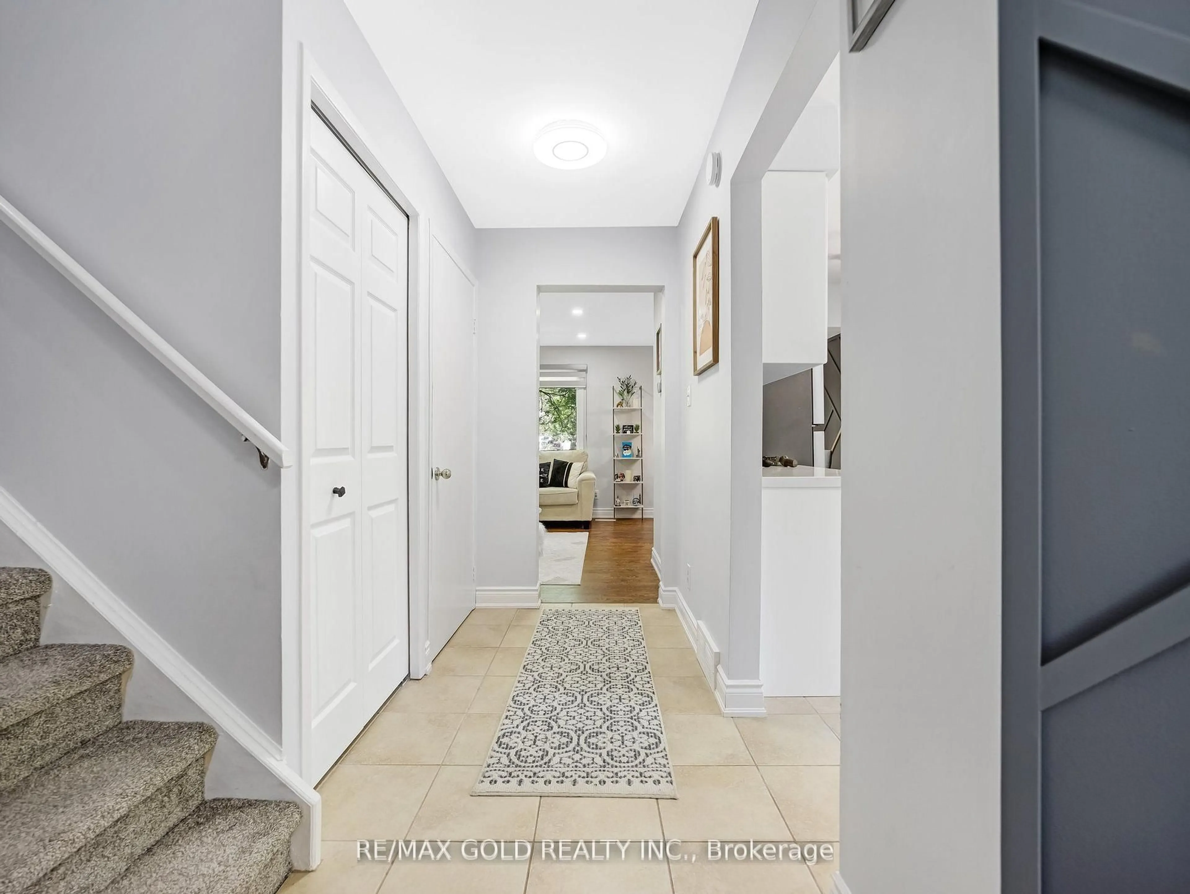 Indoor entryway for 405 Kingscourt Dr #6, Waterloo Ontario N2K 3R4