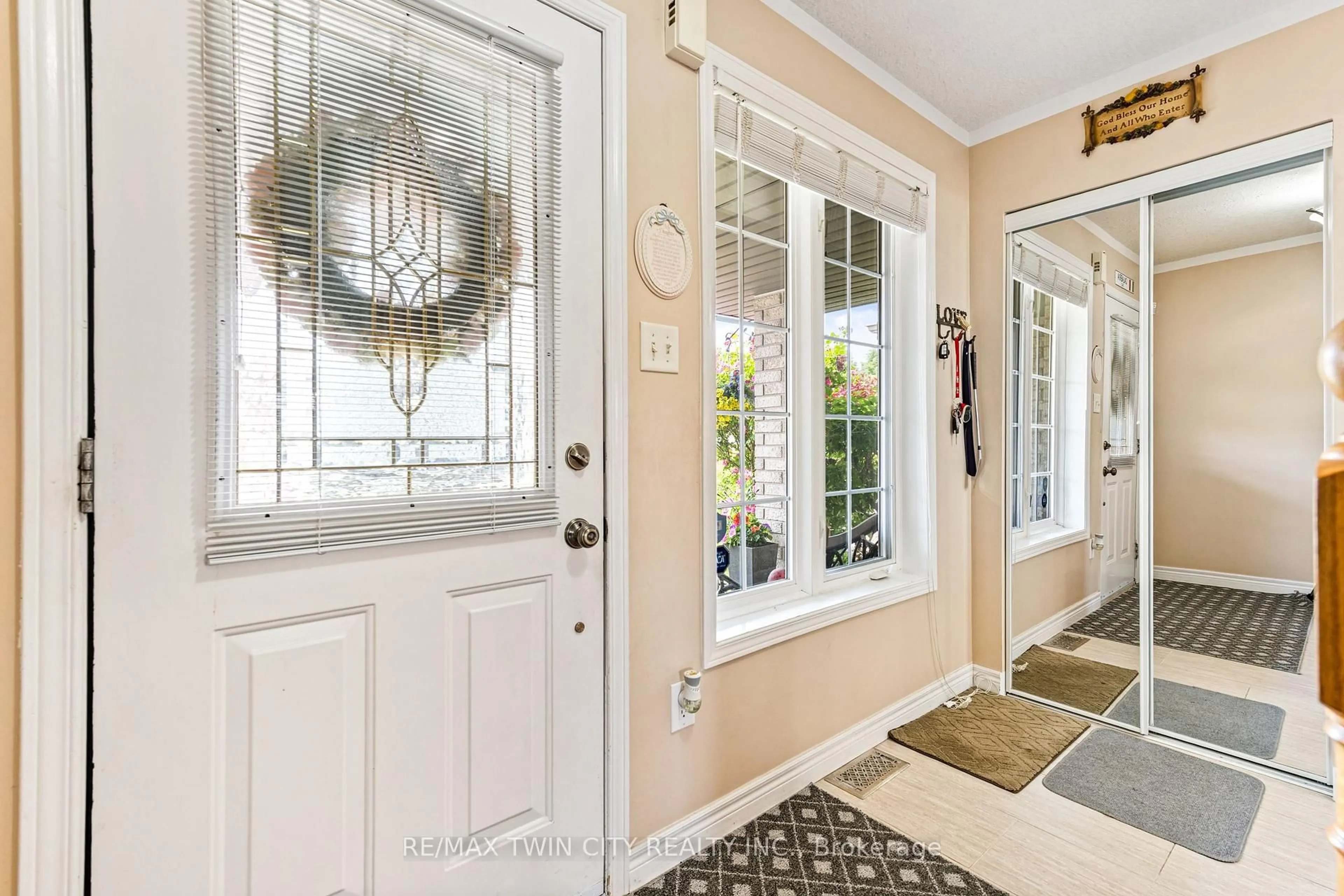 Indoor entryway for 164 Whittaker Cres, Cambridge Ontario N1T 1Y8
