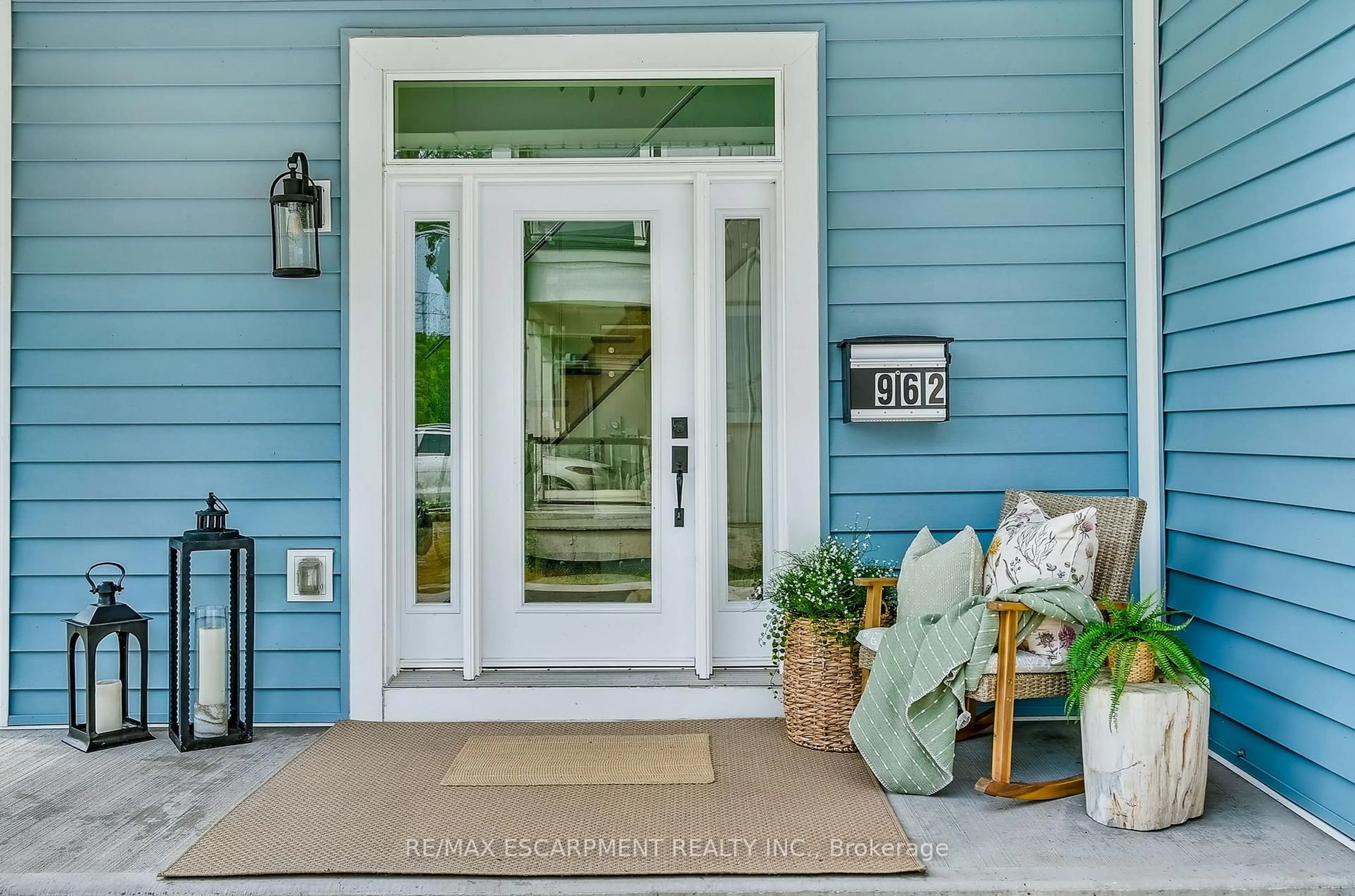 Indoor entryway for 962 Beach Blvd, Hamilton Ontario L8H 6Z4