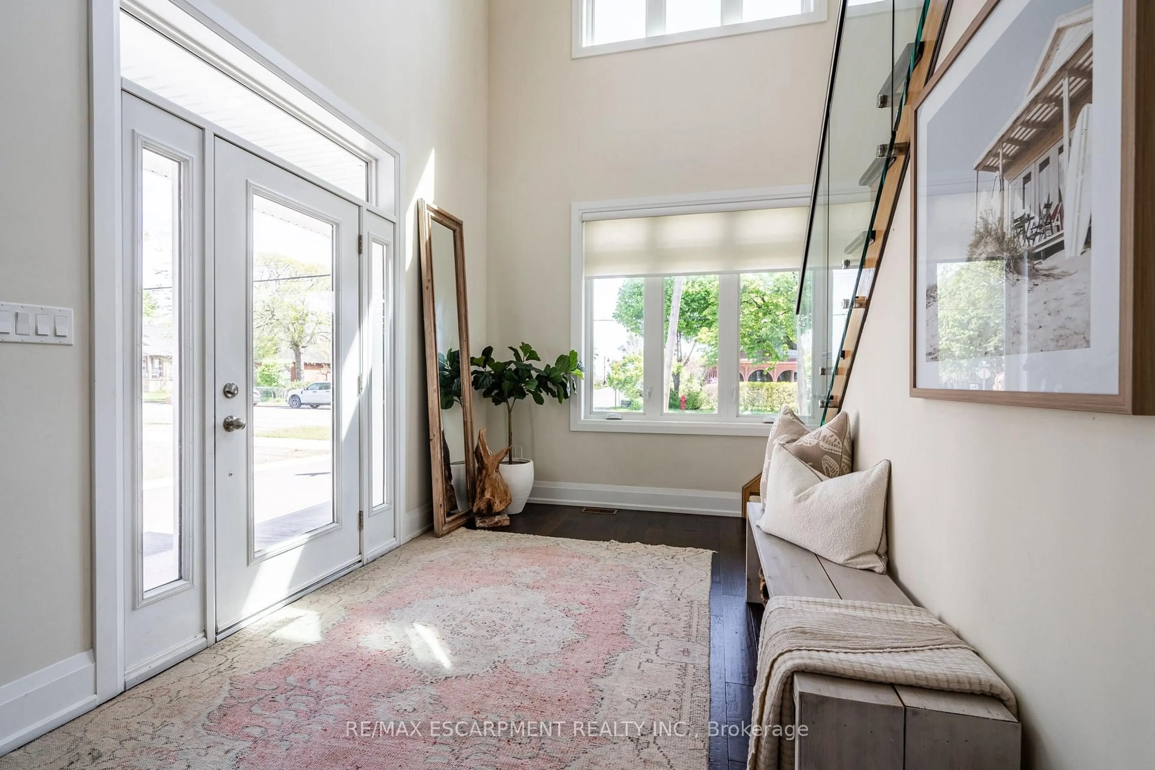 Indoor entryway for 962 Beach Blvd, Hamilton Ontario L8H 6Z4