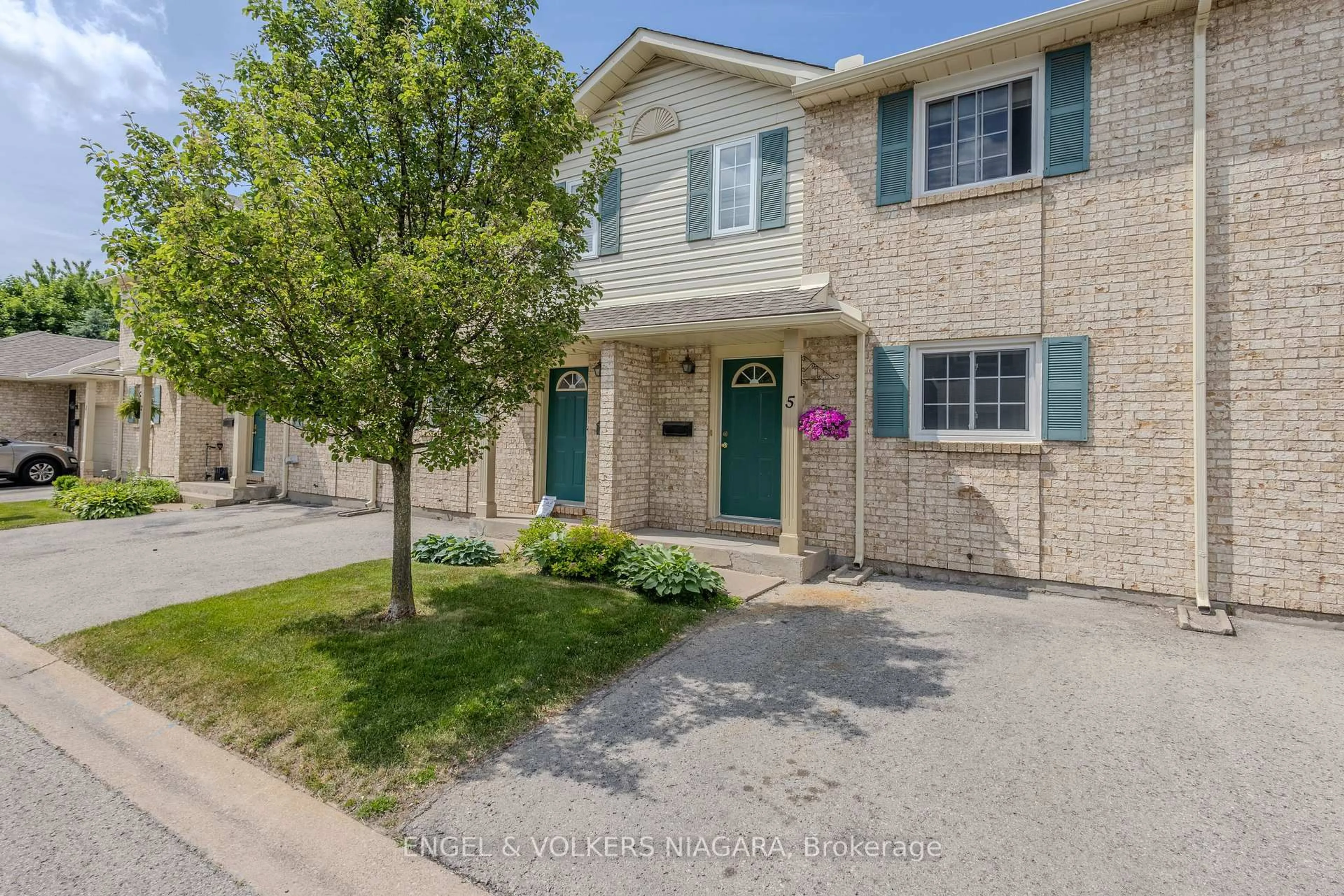 A pic from outside/outdoor area/front of a property/back of a property/a pic from drone, street for 7470 Monastery Dr #5, Niagara Falls Ontario L2H 3B3