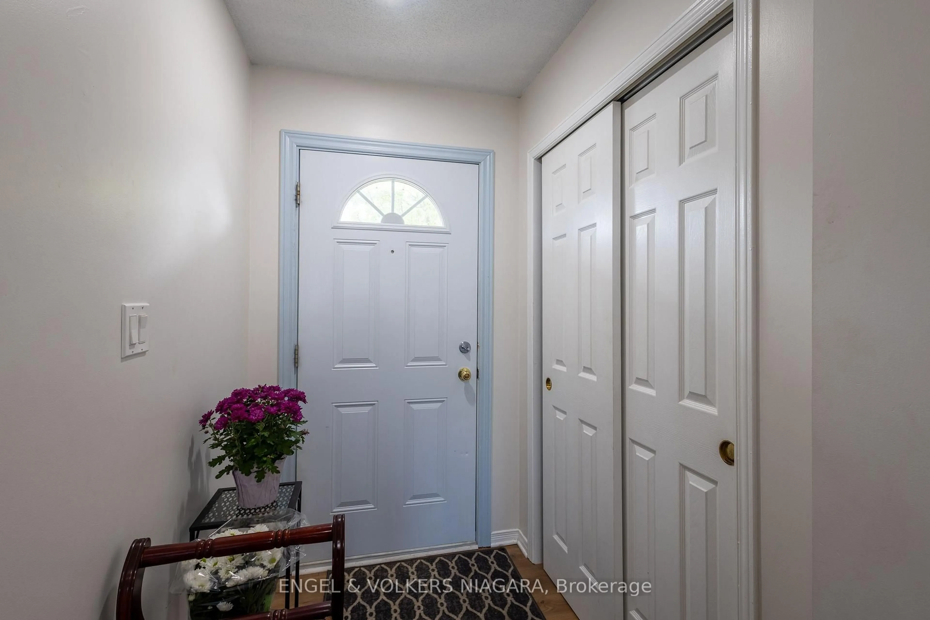 Indoor entryway for 7470 Monastery Dr #5, Niagara Falls Ontario L2H 3B3