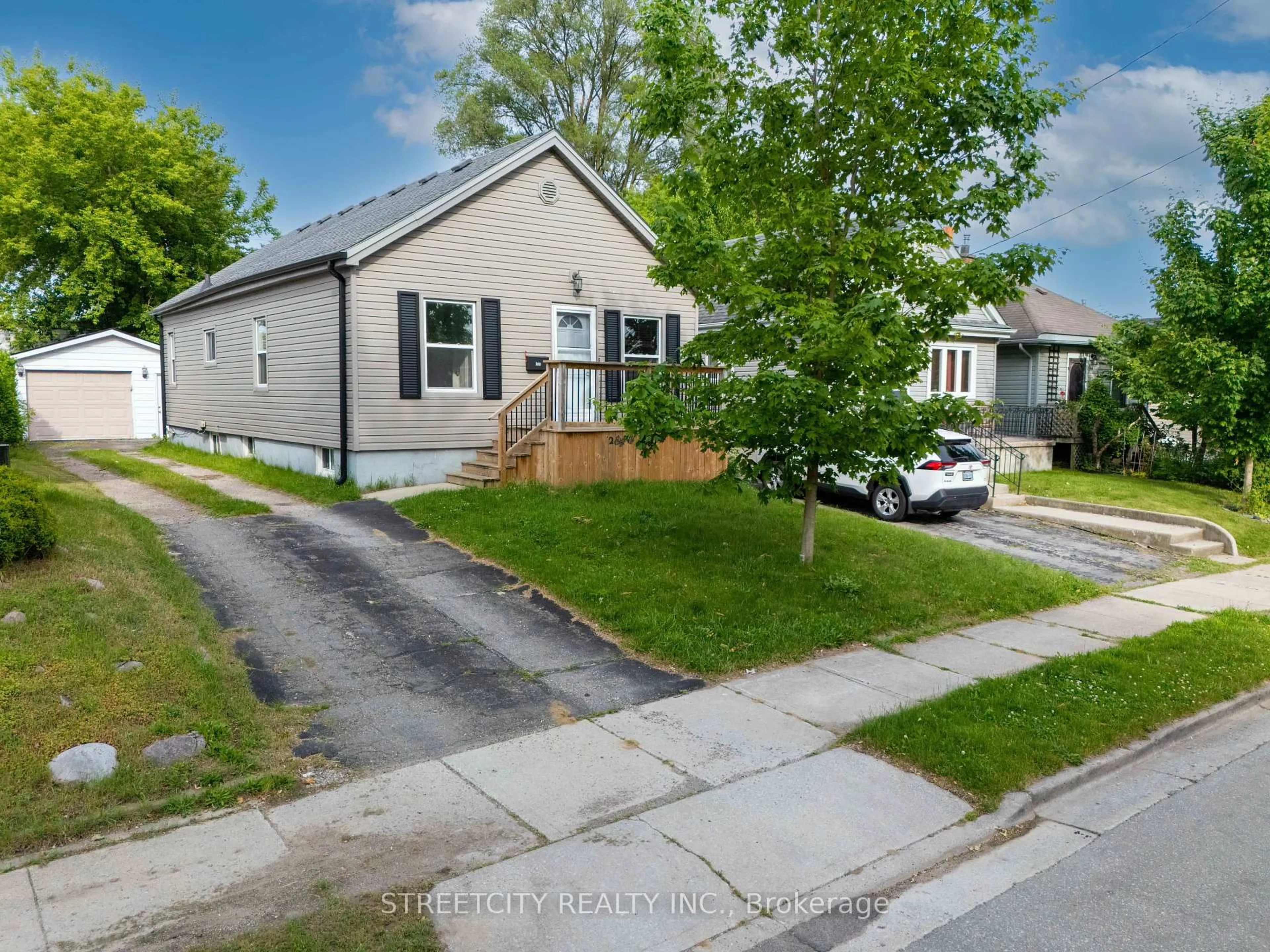 A pic from outside/outdoor area/front of a property/back of a property/a pic from drone, street for 280 Giles St, London East Ontario N5Z 2W3