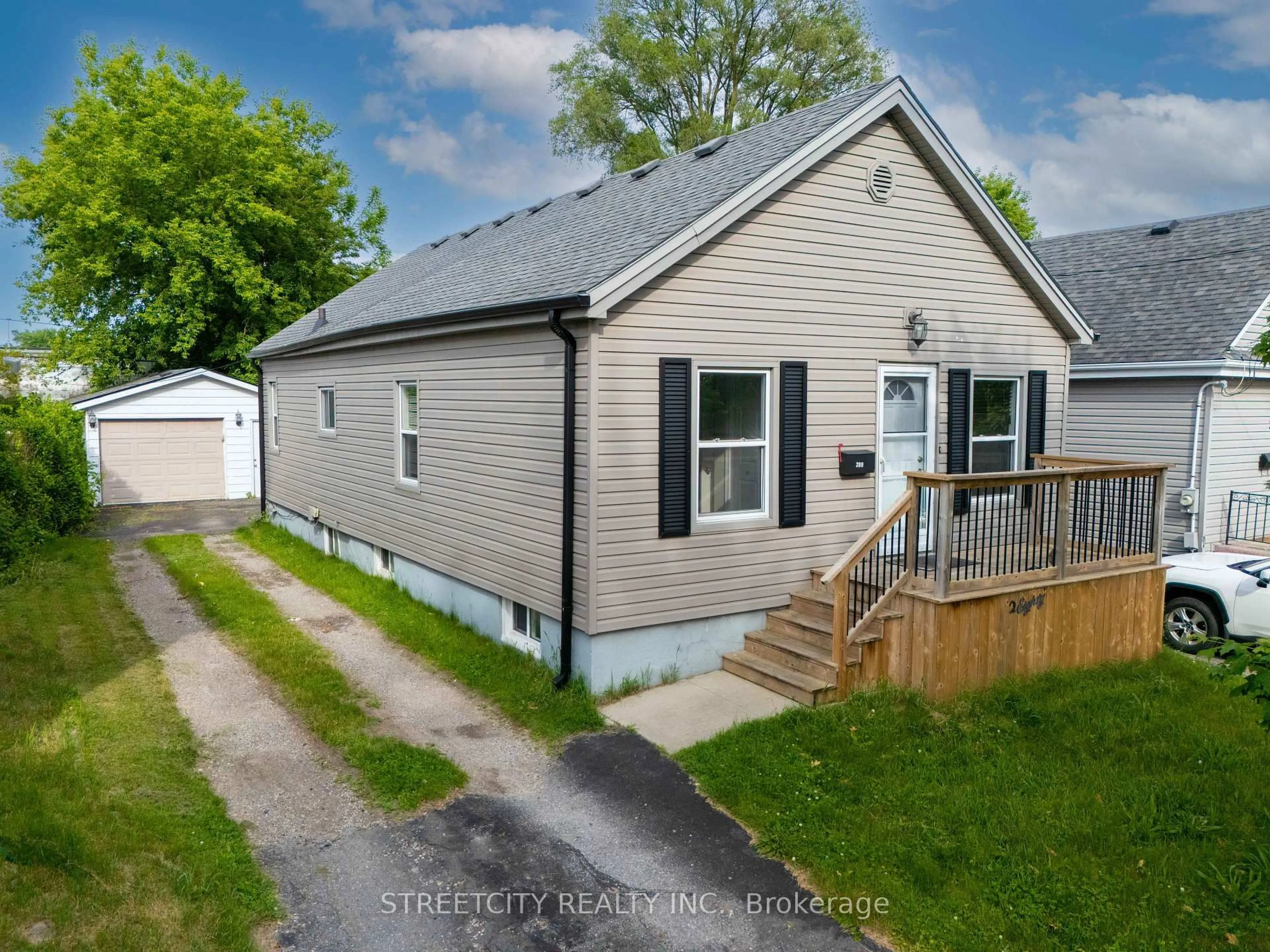 A pic from outside/outdoor area/front of a property/back of a property/a pic from drone, street for 280 Giles St, London East Ontario N5Z 2W3