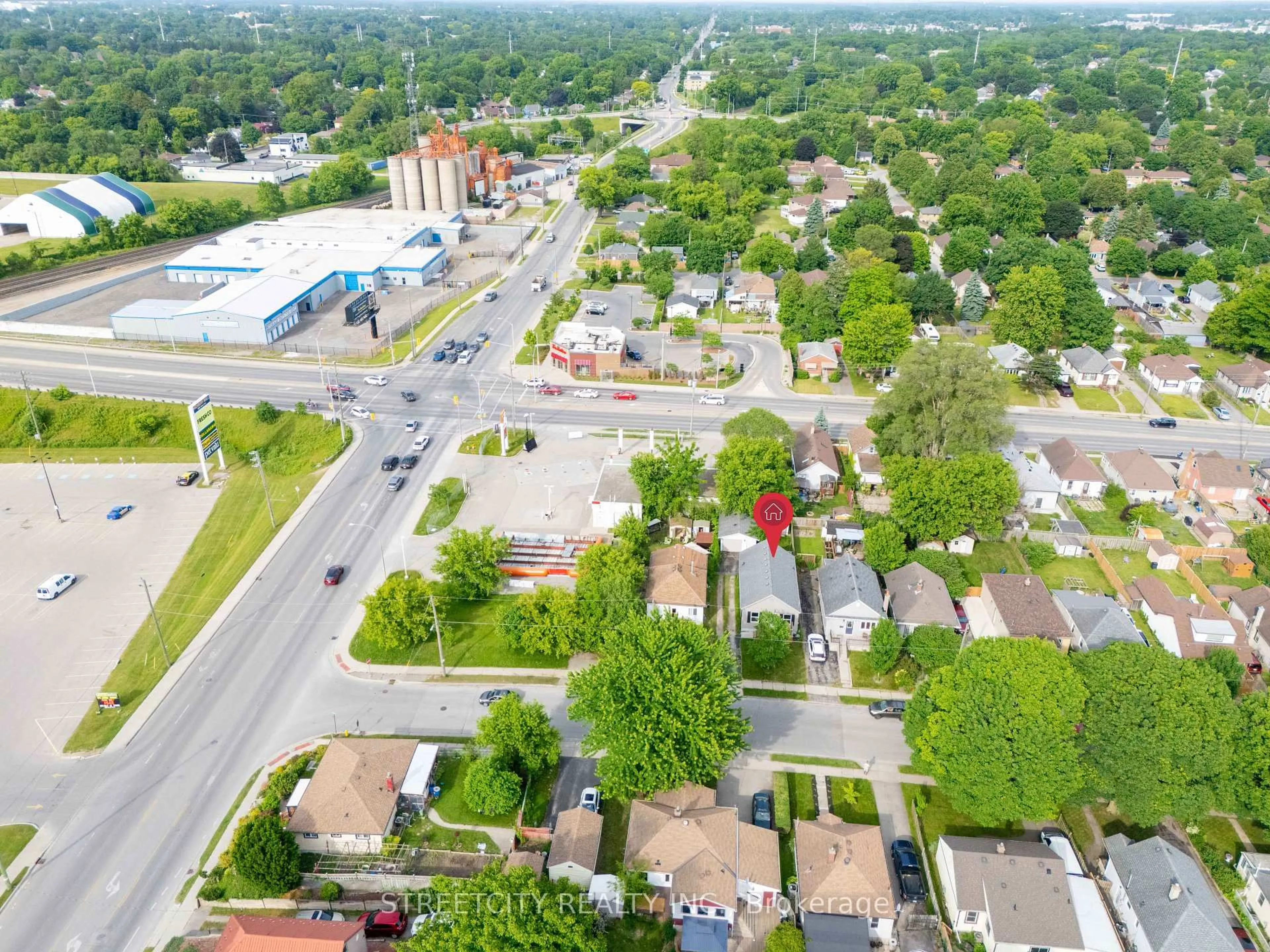 A pic from outside/outdoor area/front of a property/back of a property/a pic from drone, street for 280 Giles St, London East Ontario N5Z 2W3