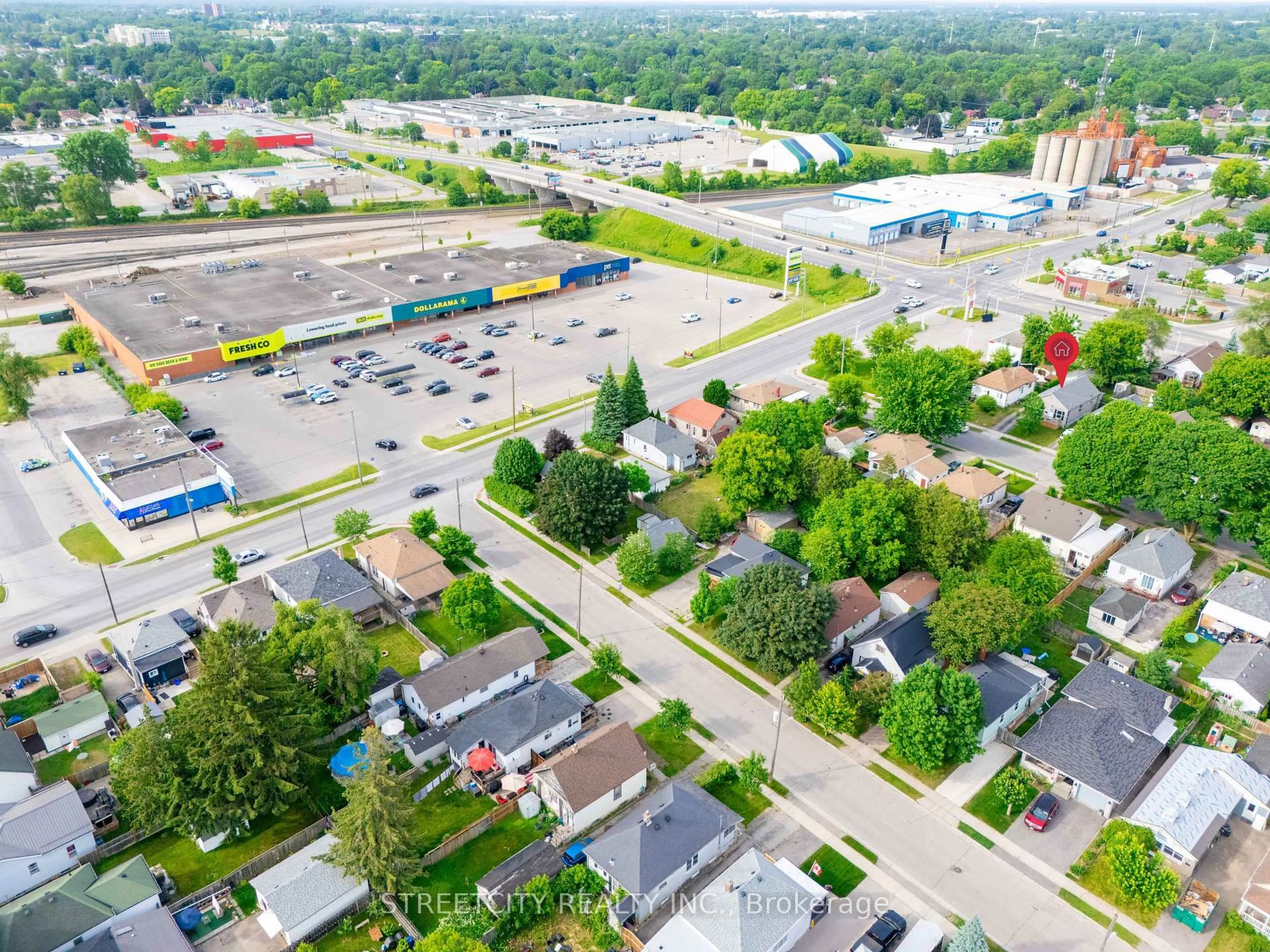 A pic from outside/outdoor area/front of a property/back of a property/a pic from drone, street for 280 Giles St, London East Ontario N5Z 2W3
