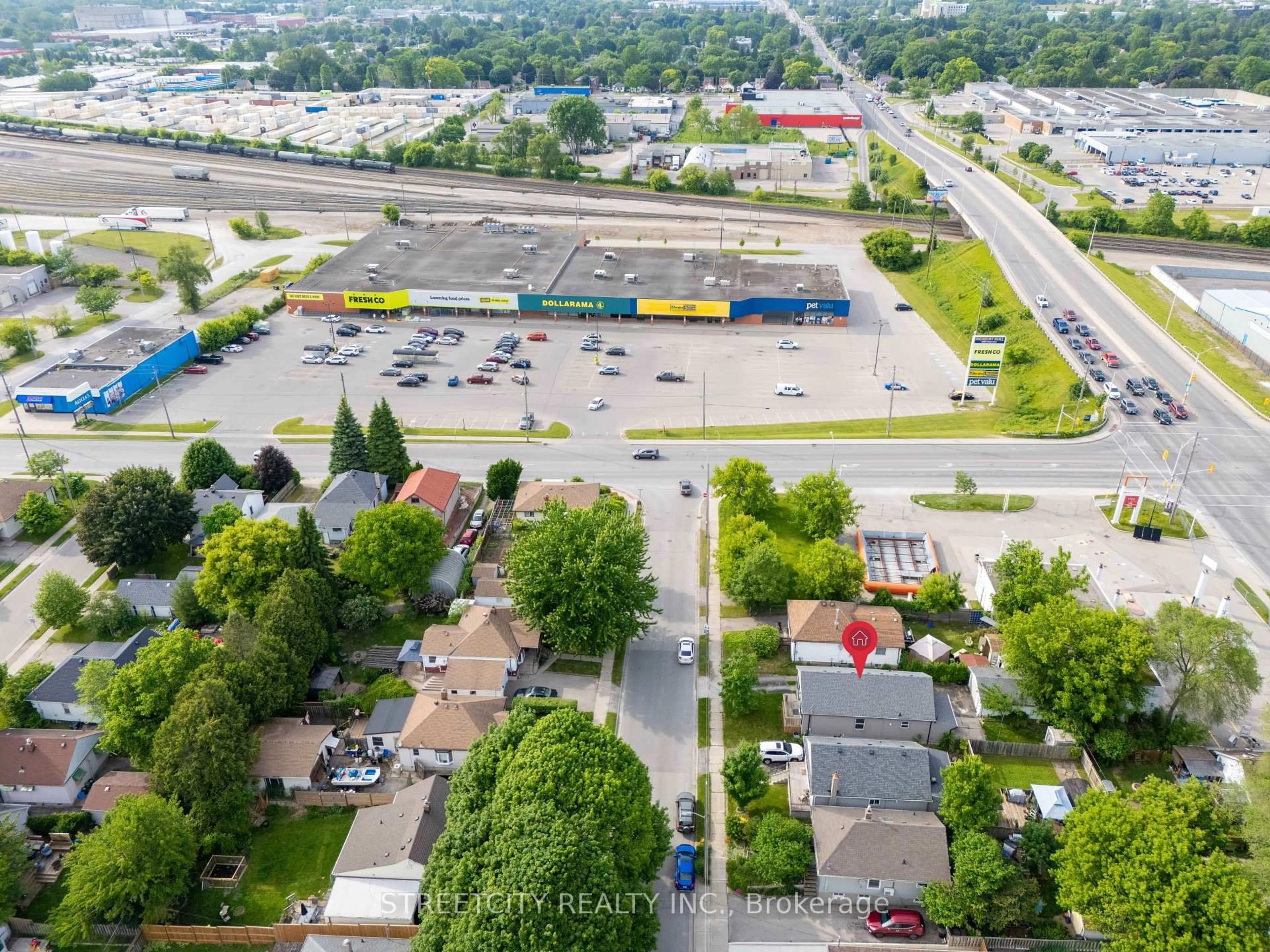 A pic from outside/outdoor area/front of a property/back of a property/a pic from drone, street for 280 Giles St, London East Ontario N5Z 2W3