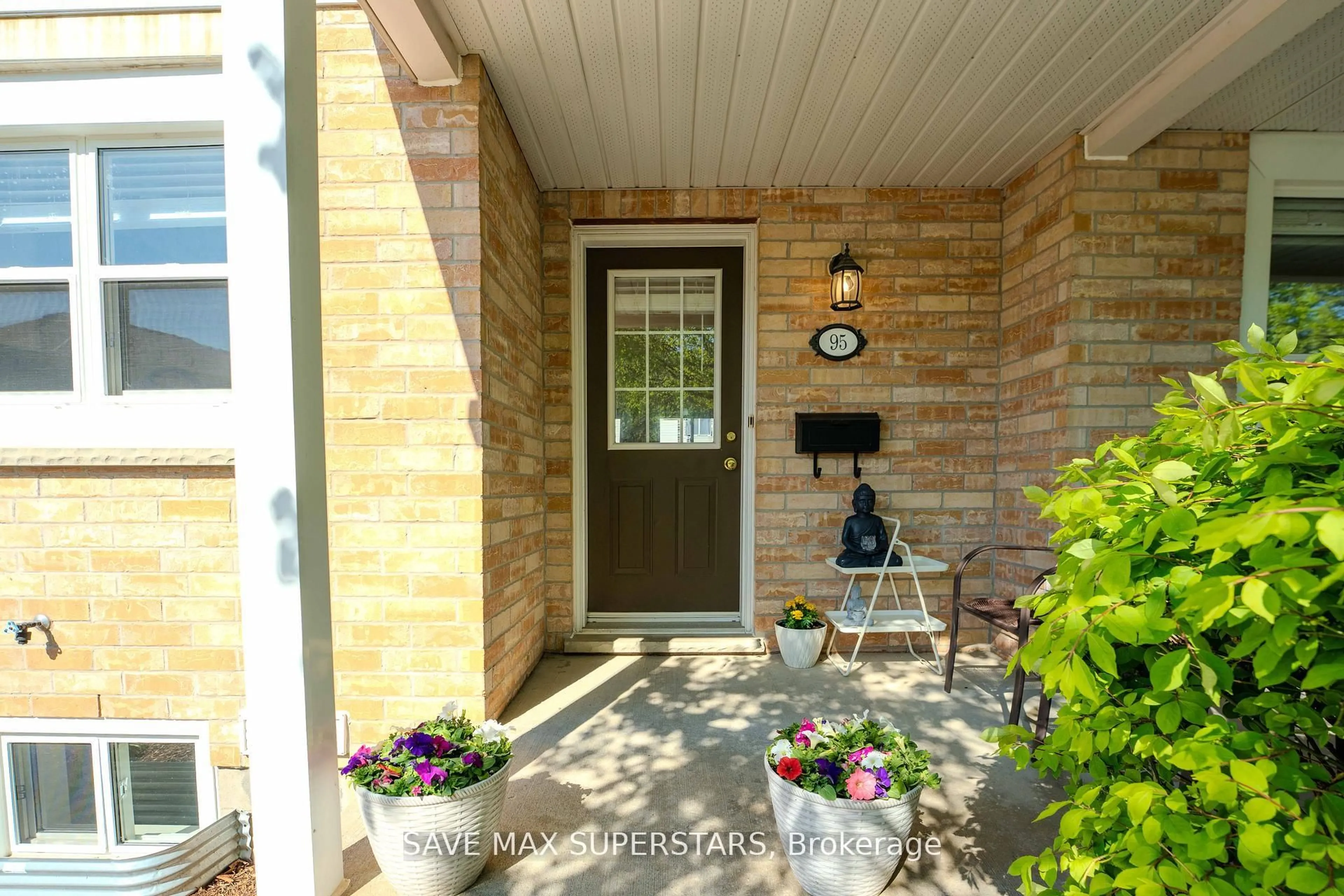 Indoor entryway for 240 London Rd West #95, Guelph Ontario N1H 8N8