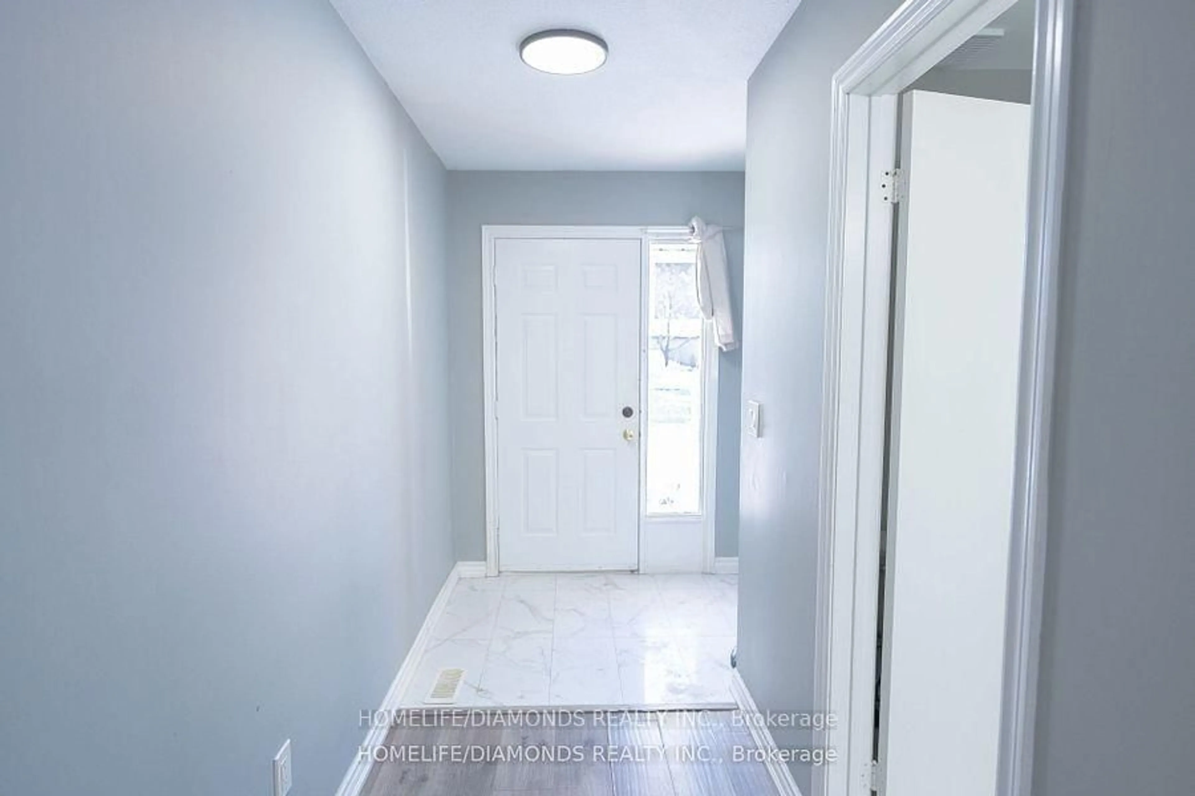 Indoor entryway for 44 NELSON Tr, Welland Ontario L3C 3V4