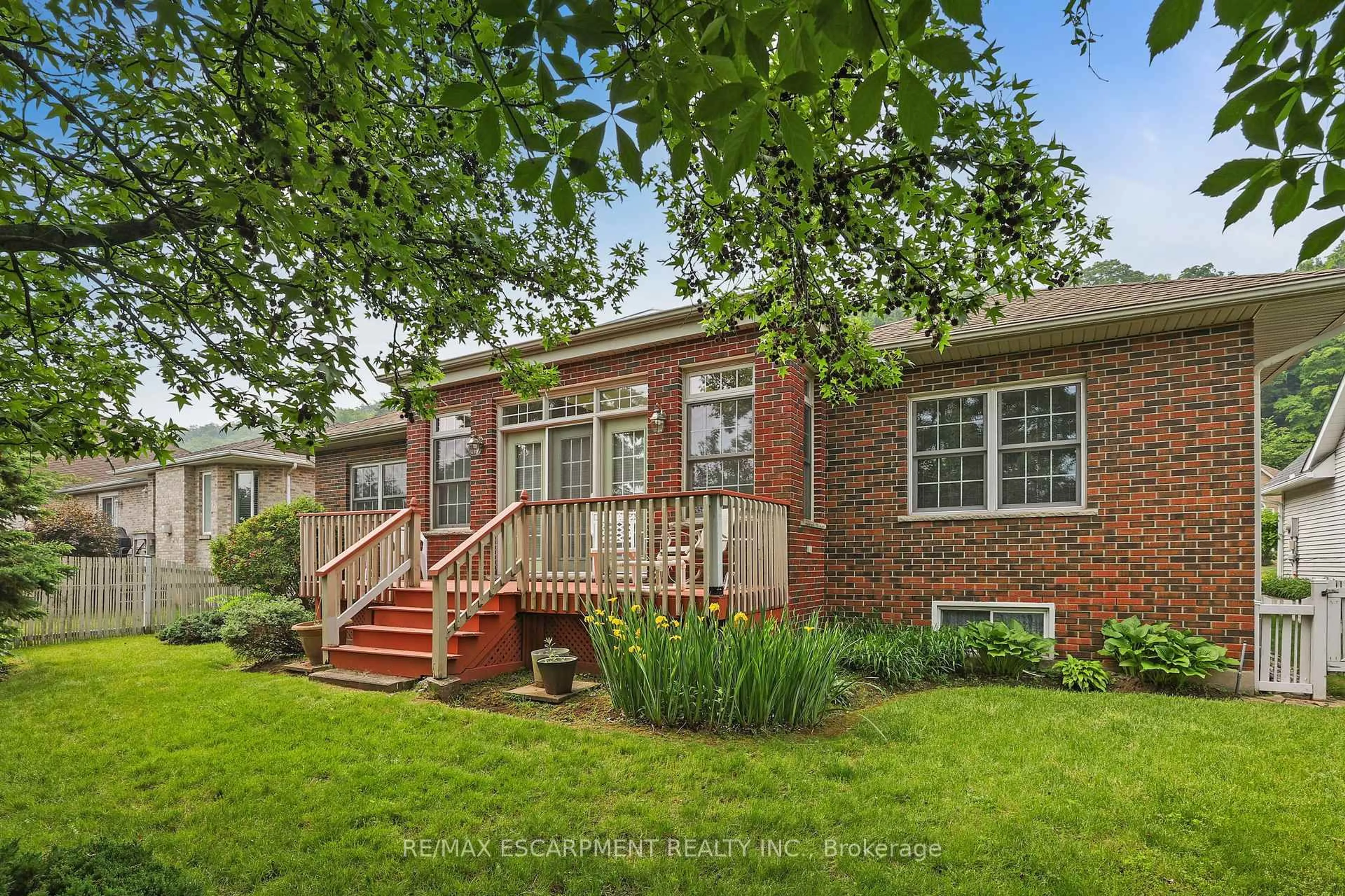 Home with brick exterior material, street for 123 Dorchester Dr, Grimsby Ontario L3M 5H5