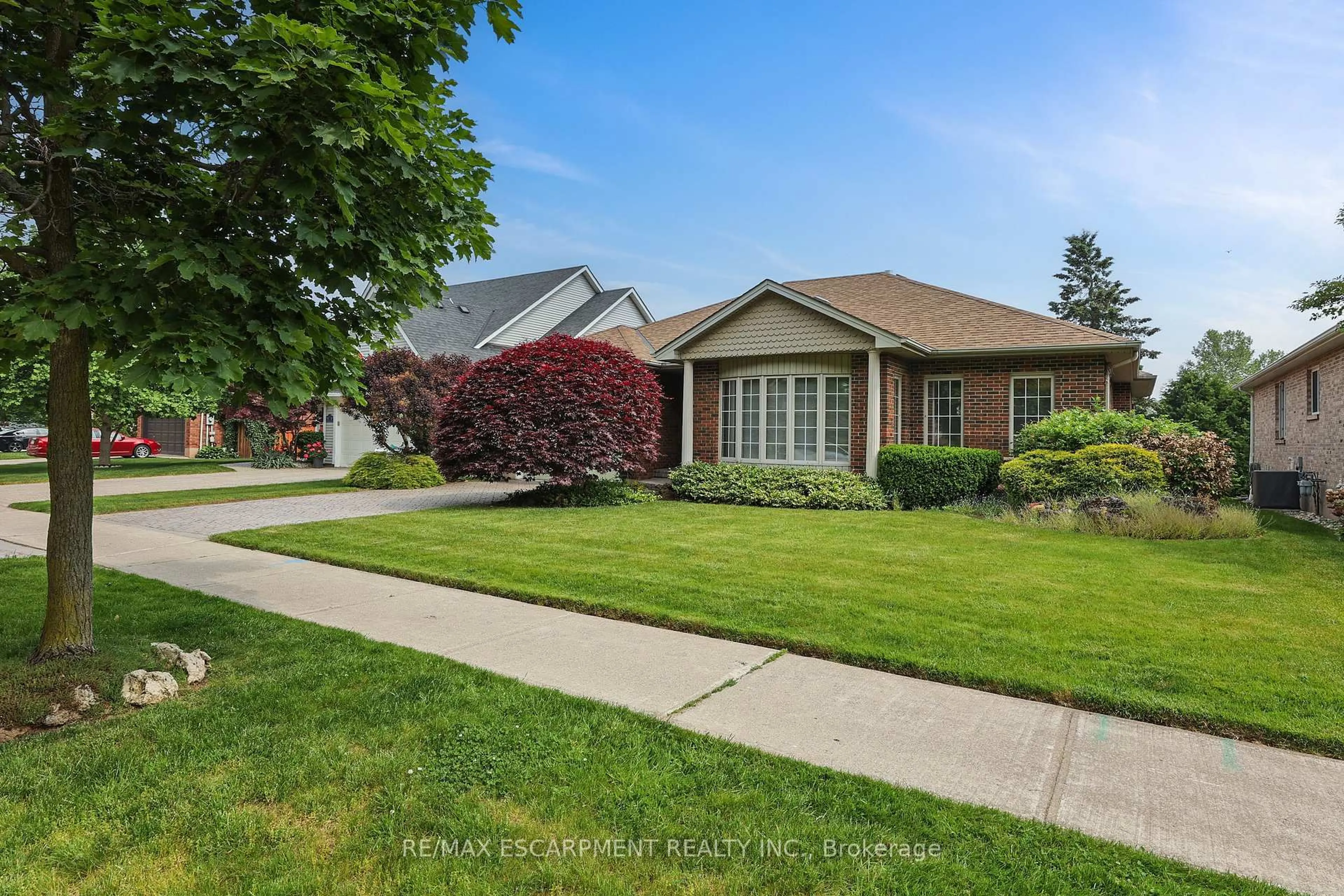 Home with vinyl exterior material, street for 123 Dorchester Dr, Grimsby Ontario L3M 5H5