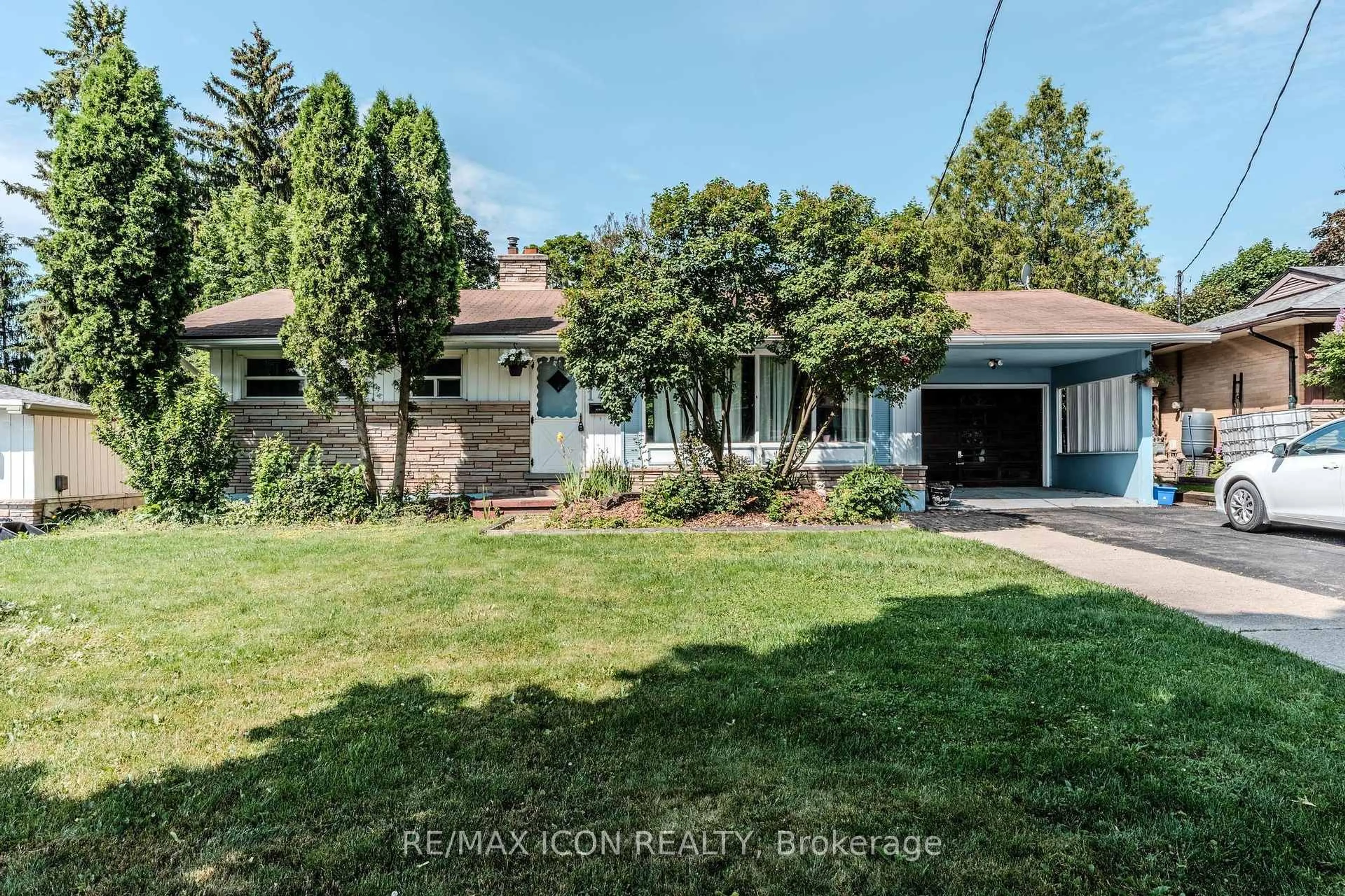 A pic from outside/outdoor area/front of a property/back of a property/a pic from drone, street for 173 Westmount Rd, Kitchener Ontario N2M 4Y6