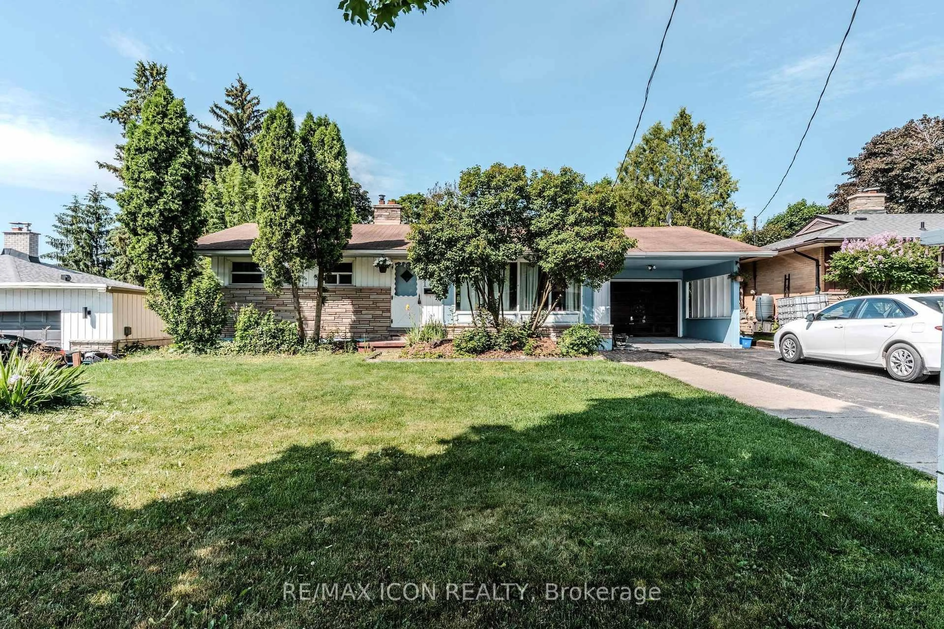 A pic from outside/outdoor area/front of a property/back of a property/a pic from drone, street for 173 Westmount Rd, Kitchener Ontario N2M 4Y6