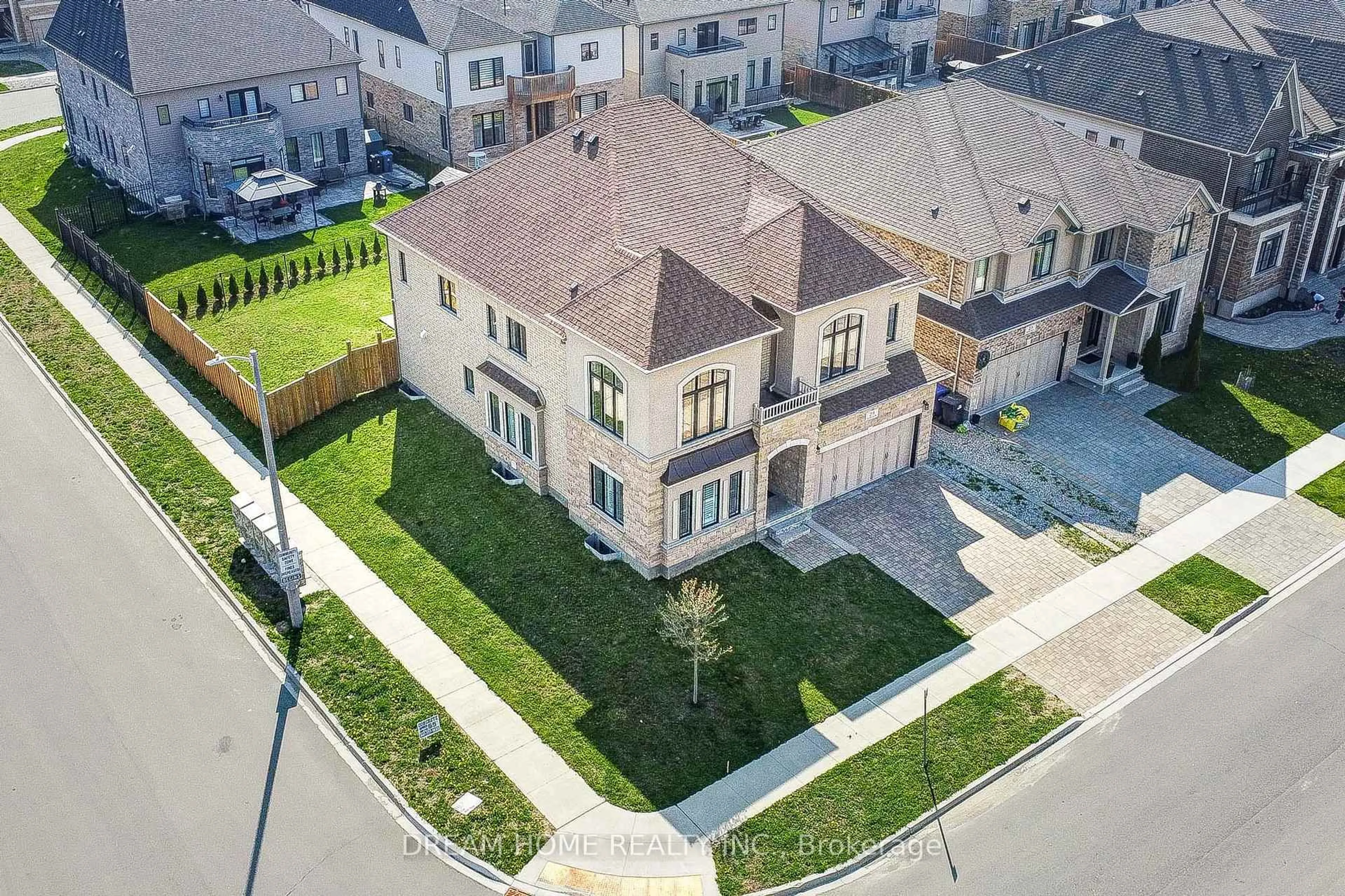 A pic from outside/outdoor area/front of a property/back of a property/a pic from drone, street for 29 Kirvan Dr, Guelph Ontario N1G 0A8