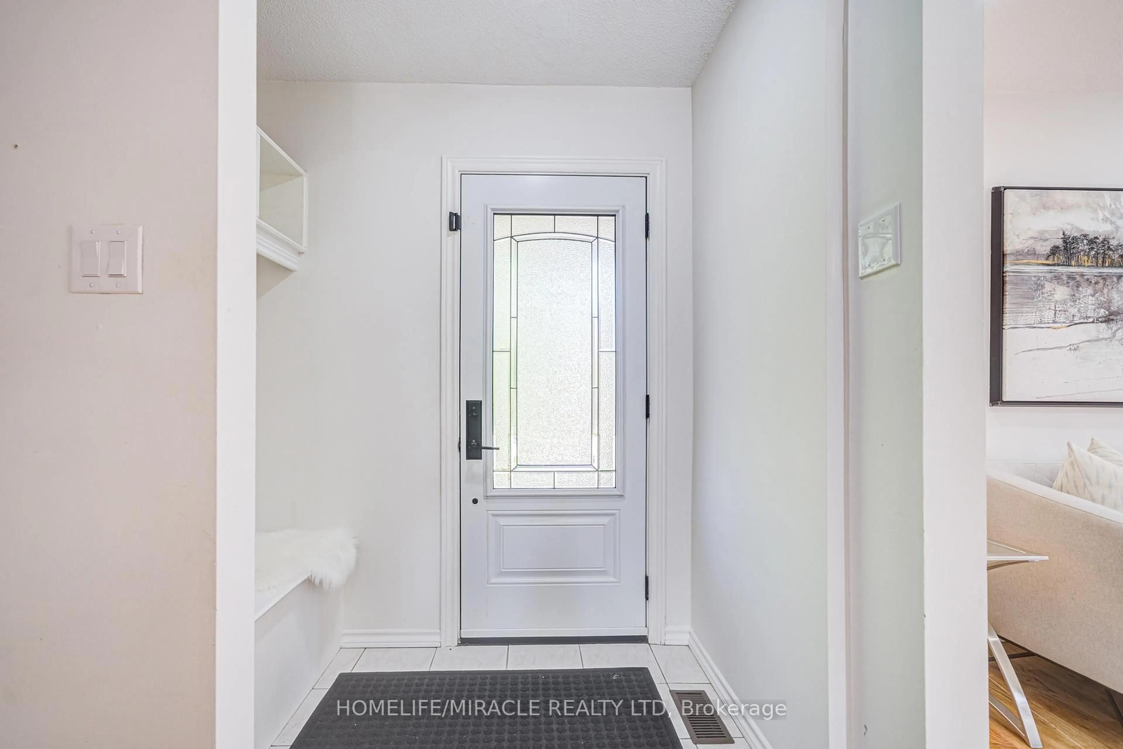 Indoor entryway for 131 Poplar Dr, Cambridge Ontario N3C 4B2