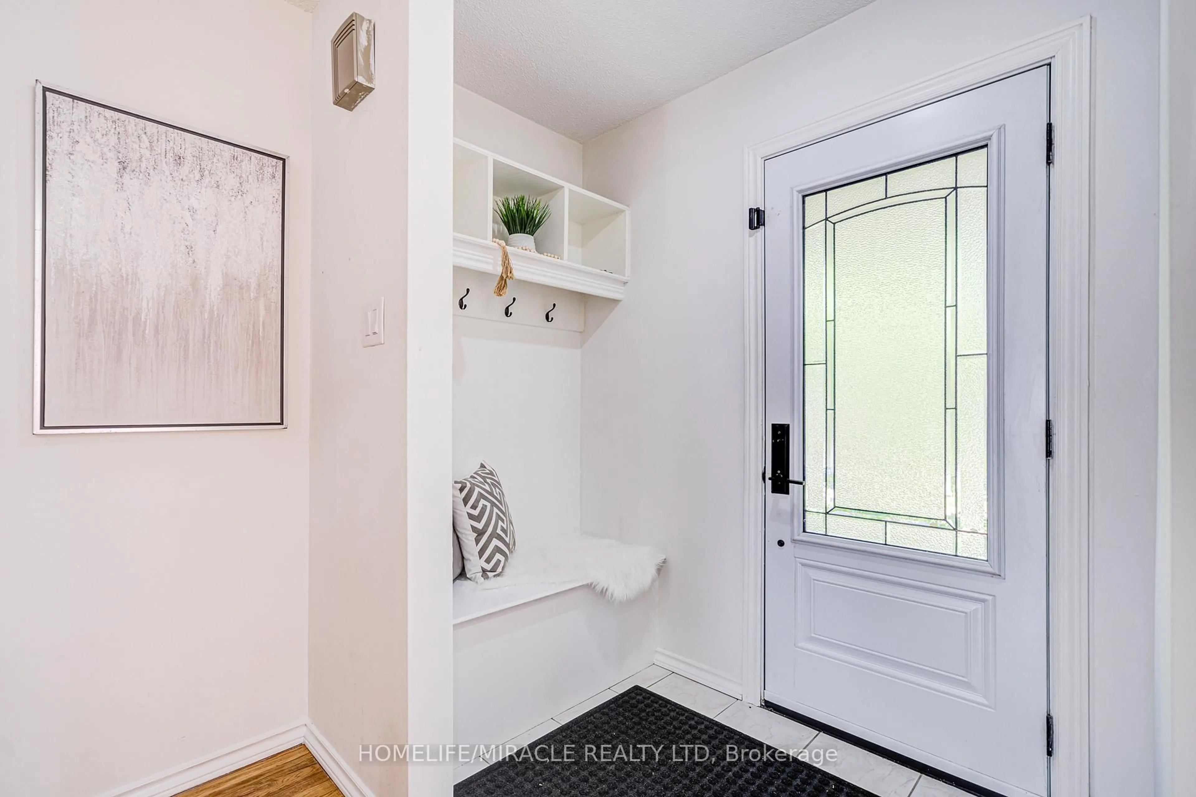 Indoor entryway for 131 Poplar Dr, Cambridge Ontario N3C 4B2