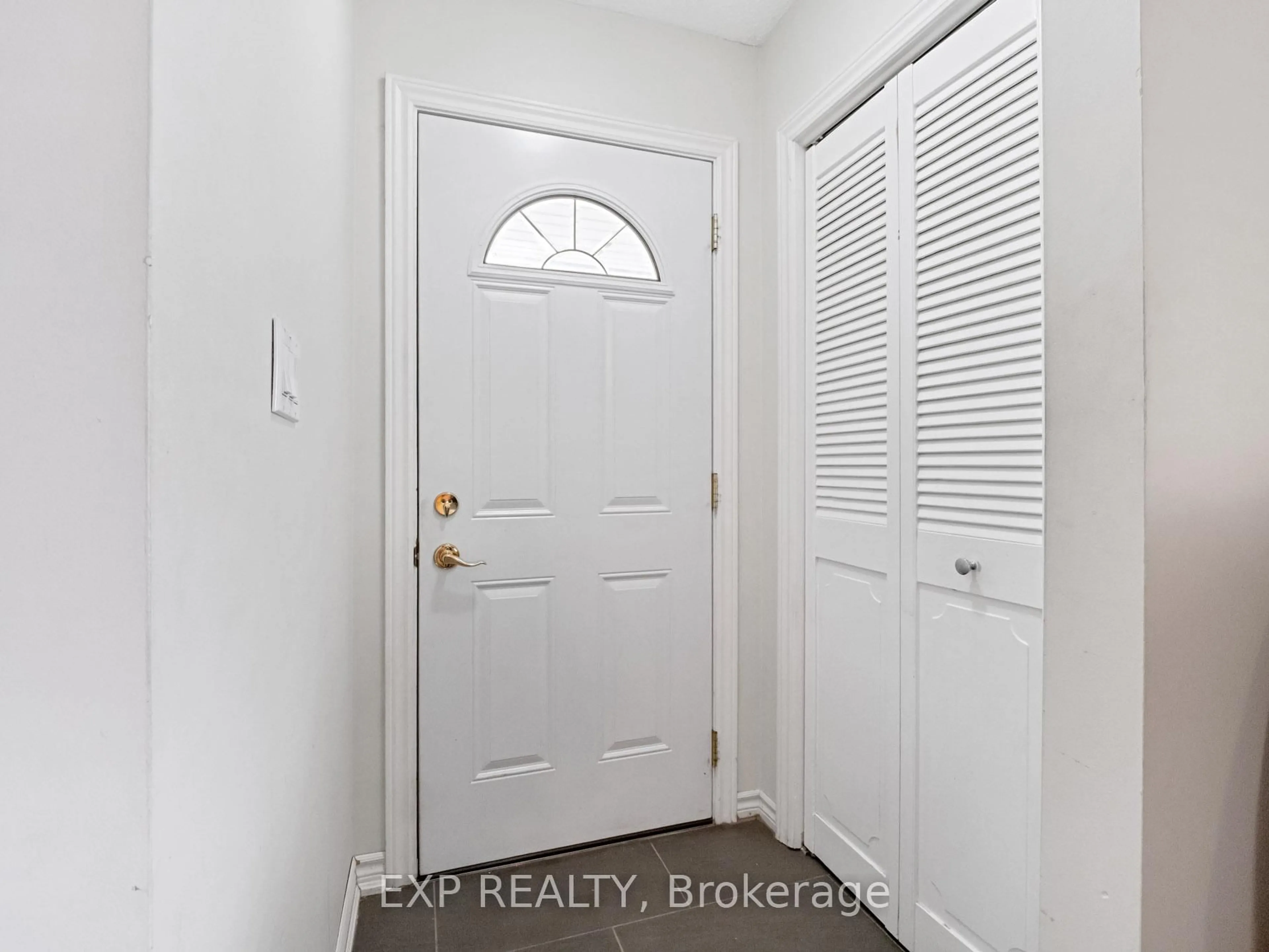 Indoor entryway for 5574 Church's Lane, Niagara Falls Ontario L2J 3J2