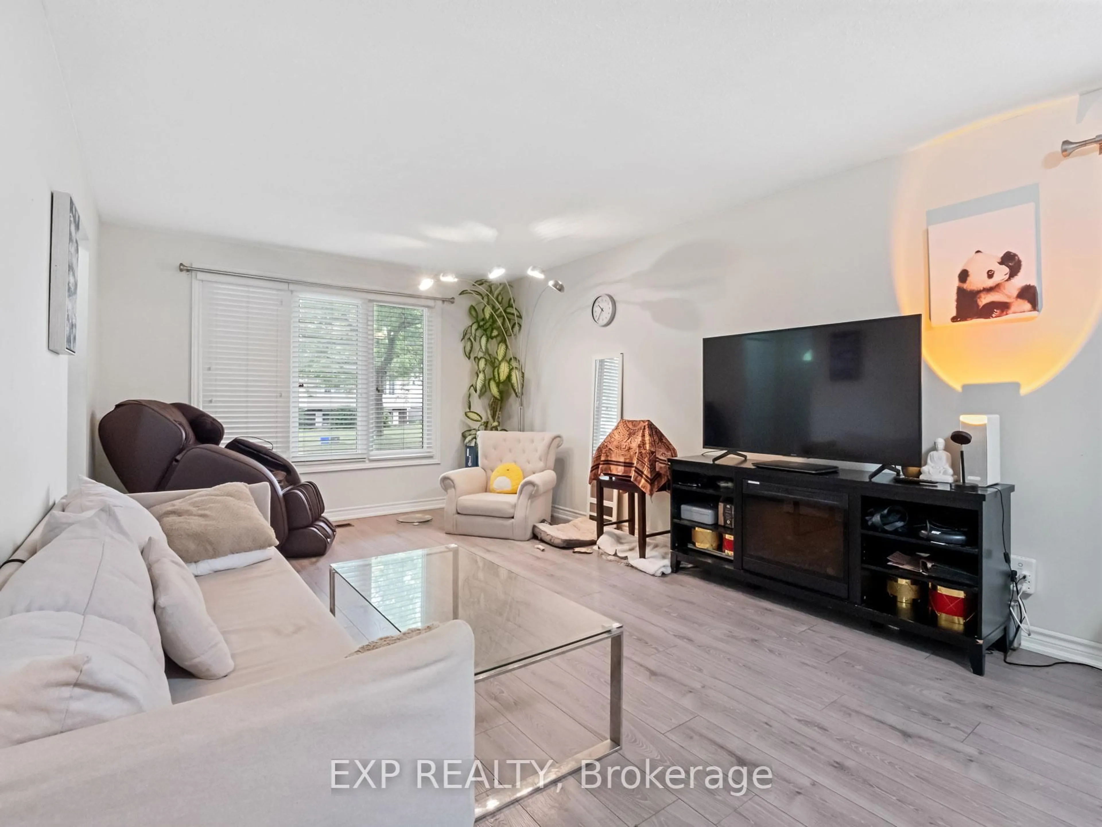 Living room with furniture, unknown for 5574 Church's Lane, Niagara Falls Ontario L2J 3J2