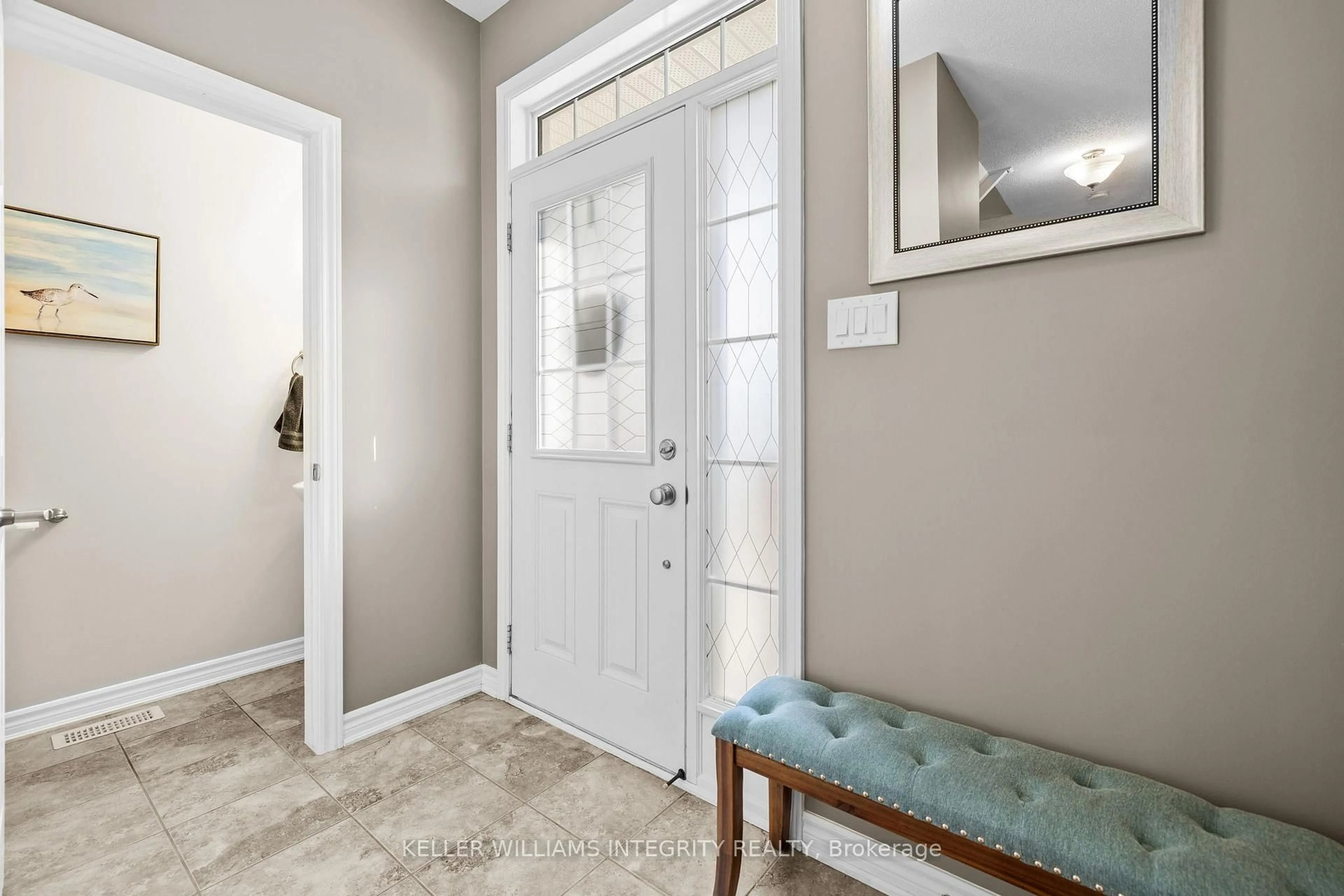 Indoor entryway for 534 Meadowcreek Circ, Ottawa Ontario K2M 0J9