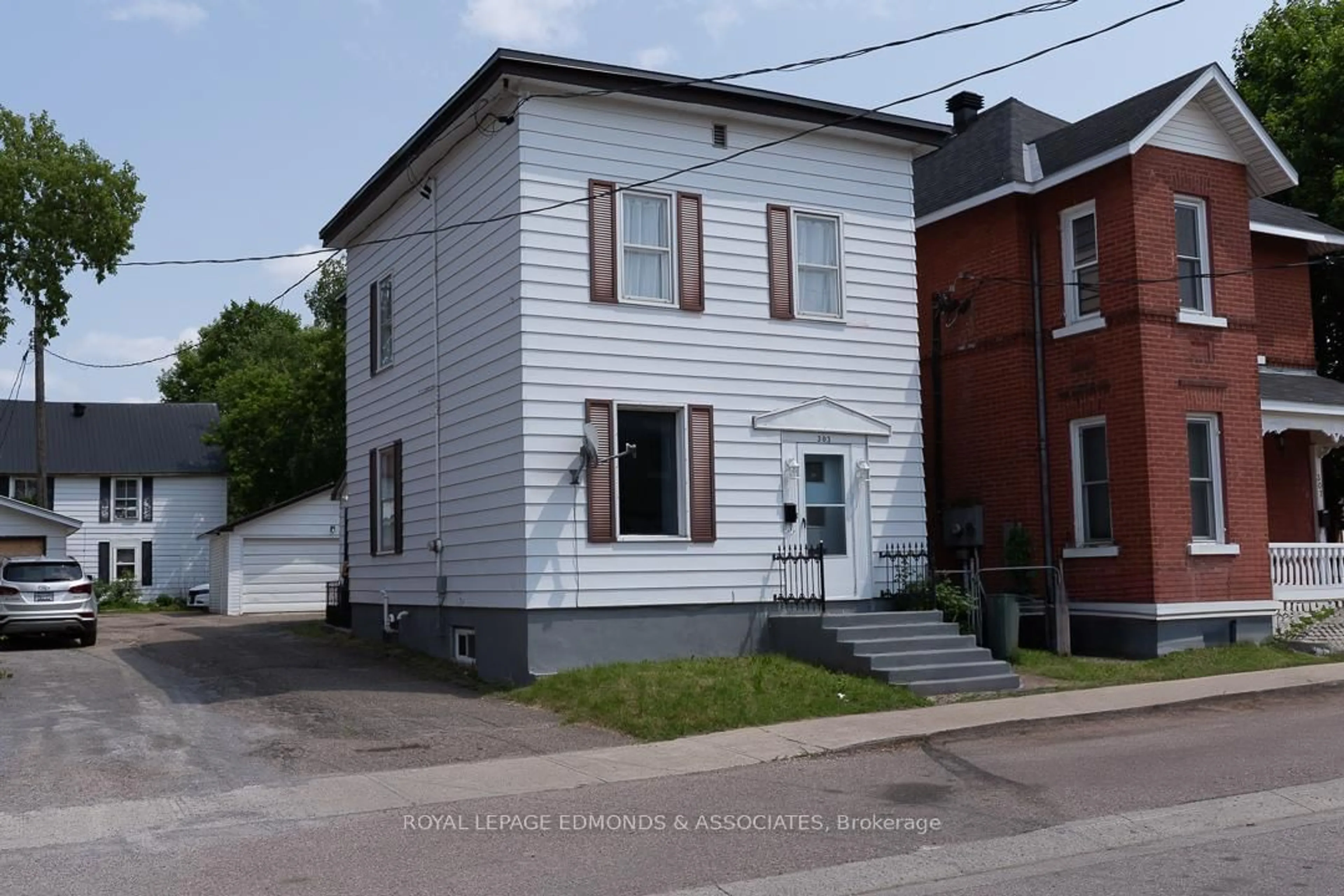 Home with brick exterior material, building for 303 Murray St, Pembroke Ontario K8A 4P1