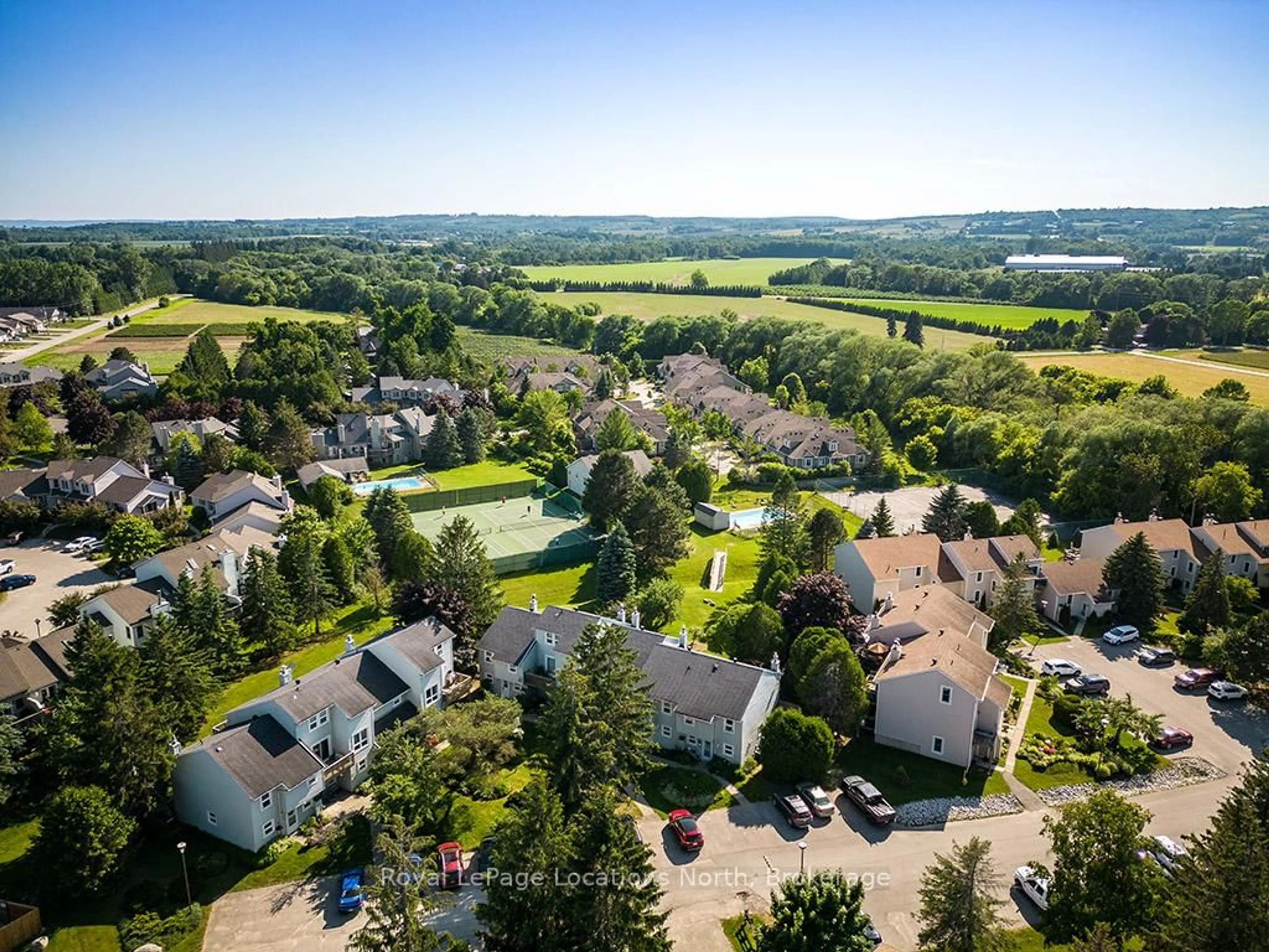 A pic from outside/outdoor area/front of a property/back of a property/a pic from drone, unknown for 127 Alfred St #64, Blue Mountains Ontario N0H 2P0