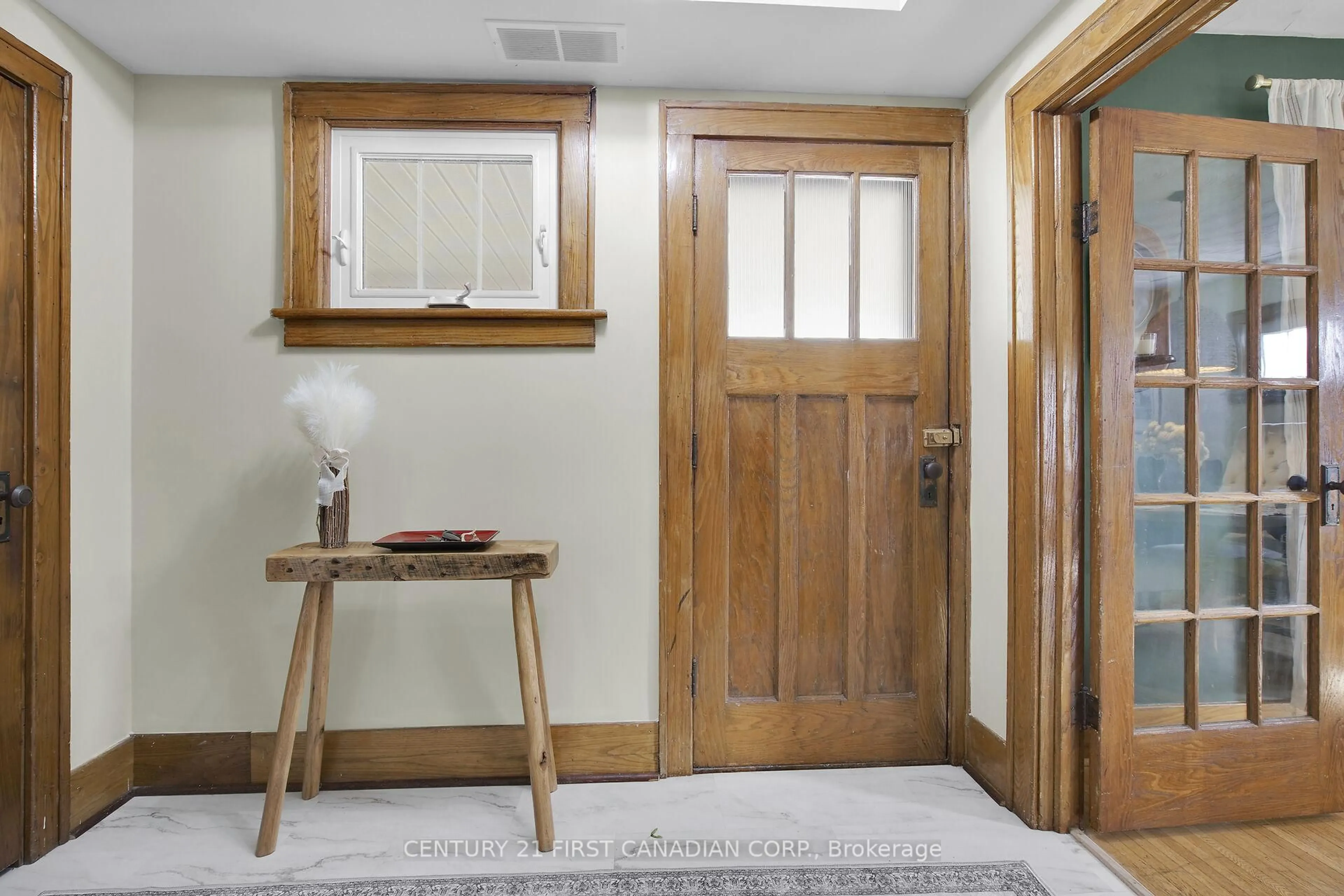 Indoor entryway for 196 Queen St, West Elgin Ontario N0L 2C0