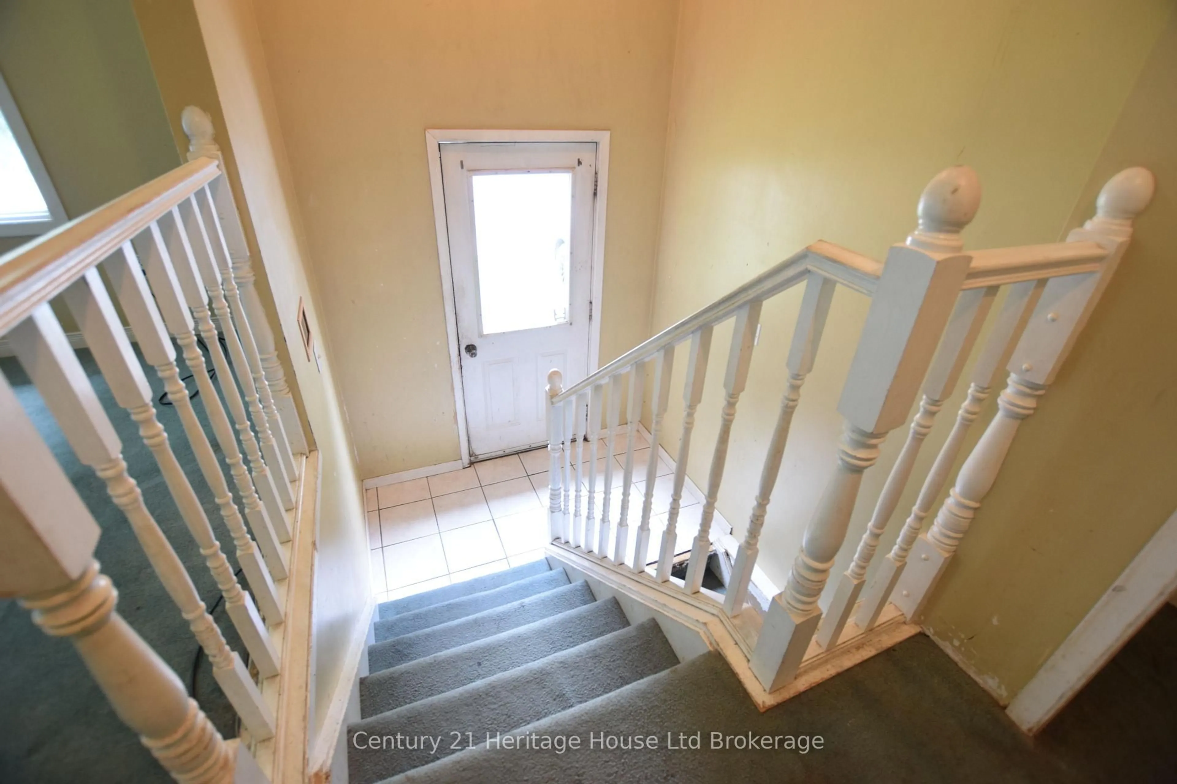 Indoor foyer for 76 Naskapi St, Woodstock Ontario N4T 1G7