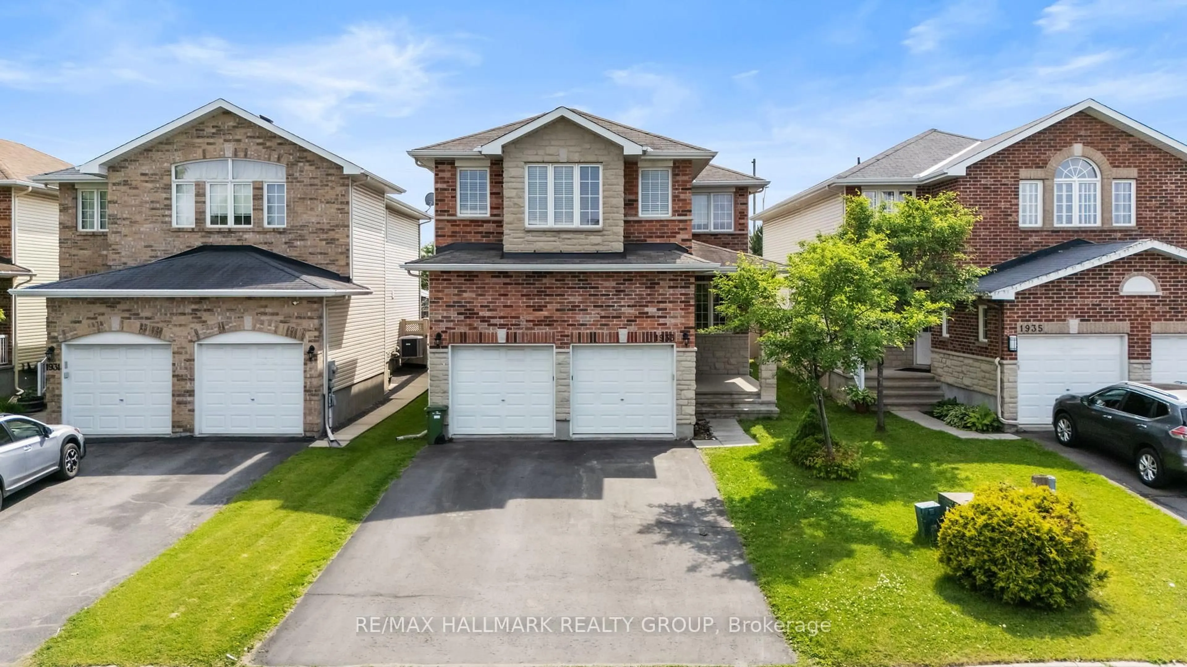 Home with vinyl exterior material, street for 1933 SCHROEDER Cres, Ottawa Ontario K4A 4P8
