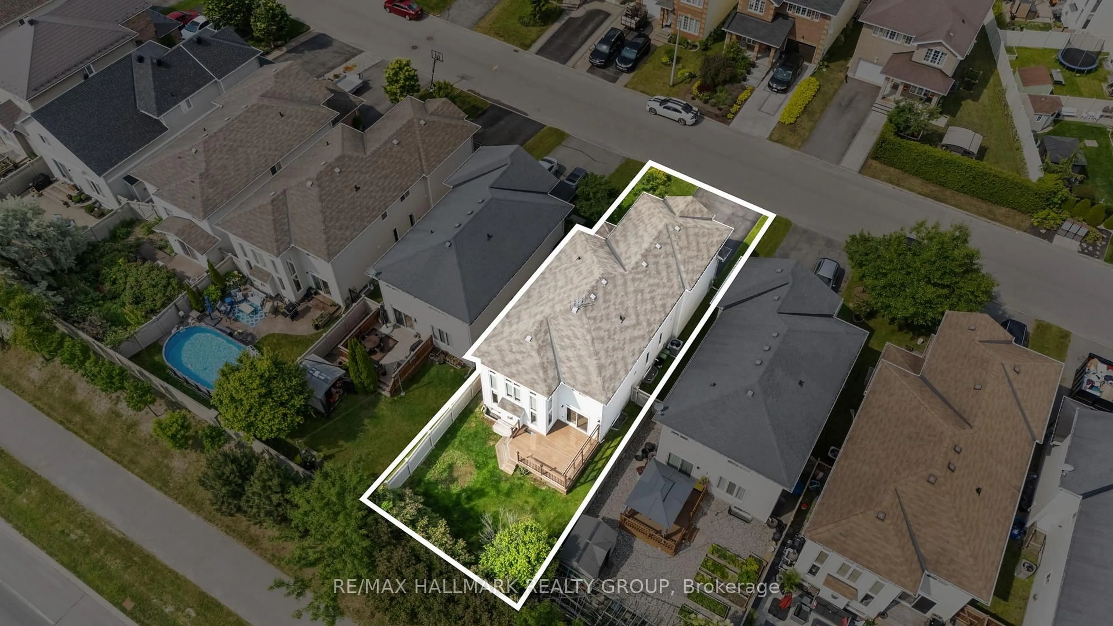 A pic from outside/outdoor area/front of a property/back of a property/a pic from drone, street for 1933 SCHROEDER Cres, Ottawa Ontario K4A 4P8
