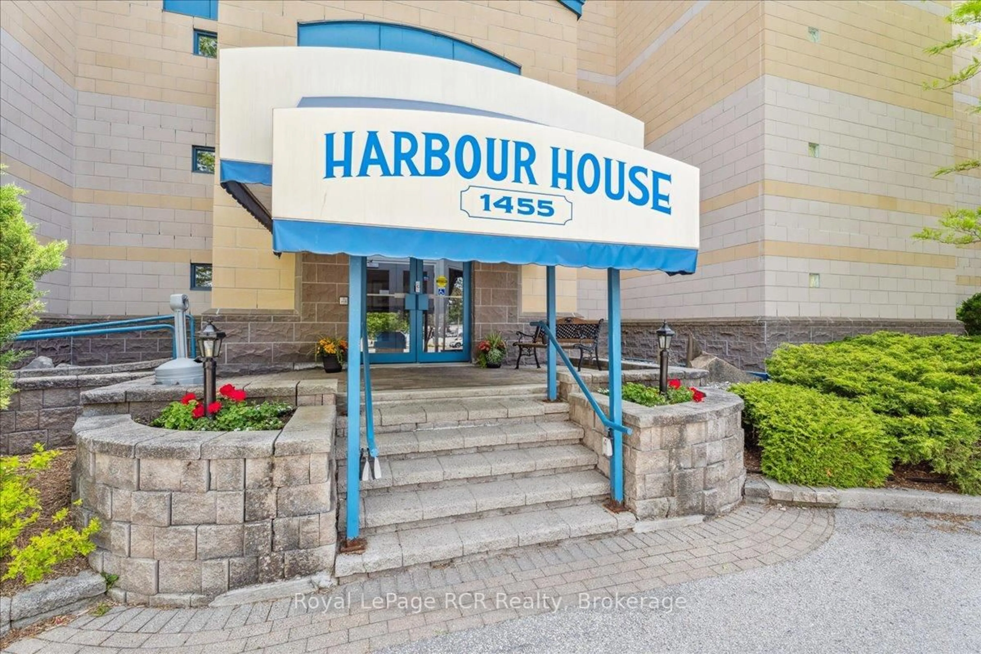 Indoor foyer for 1455 2nd Ave #301, Owen Sound Ontario N4K 6V3