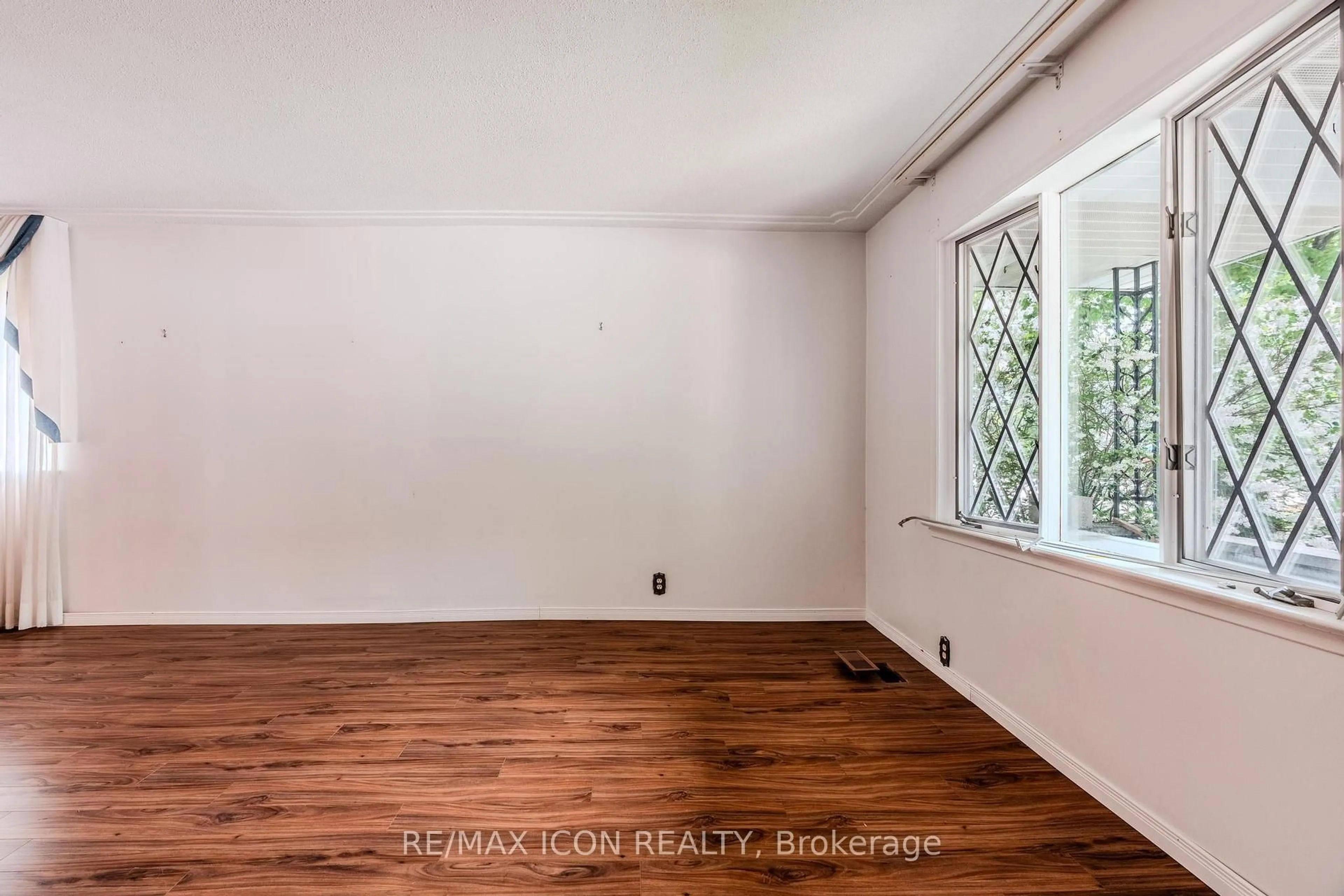 A pic of a room for 275 Mckenzie St, North Perth Ontario N4W 2W9