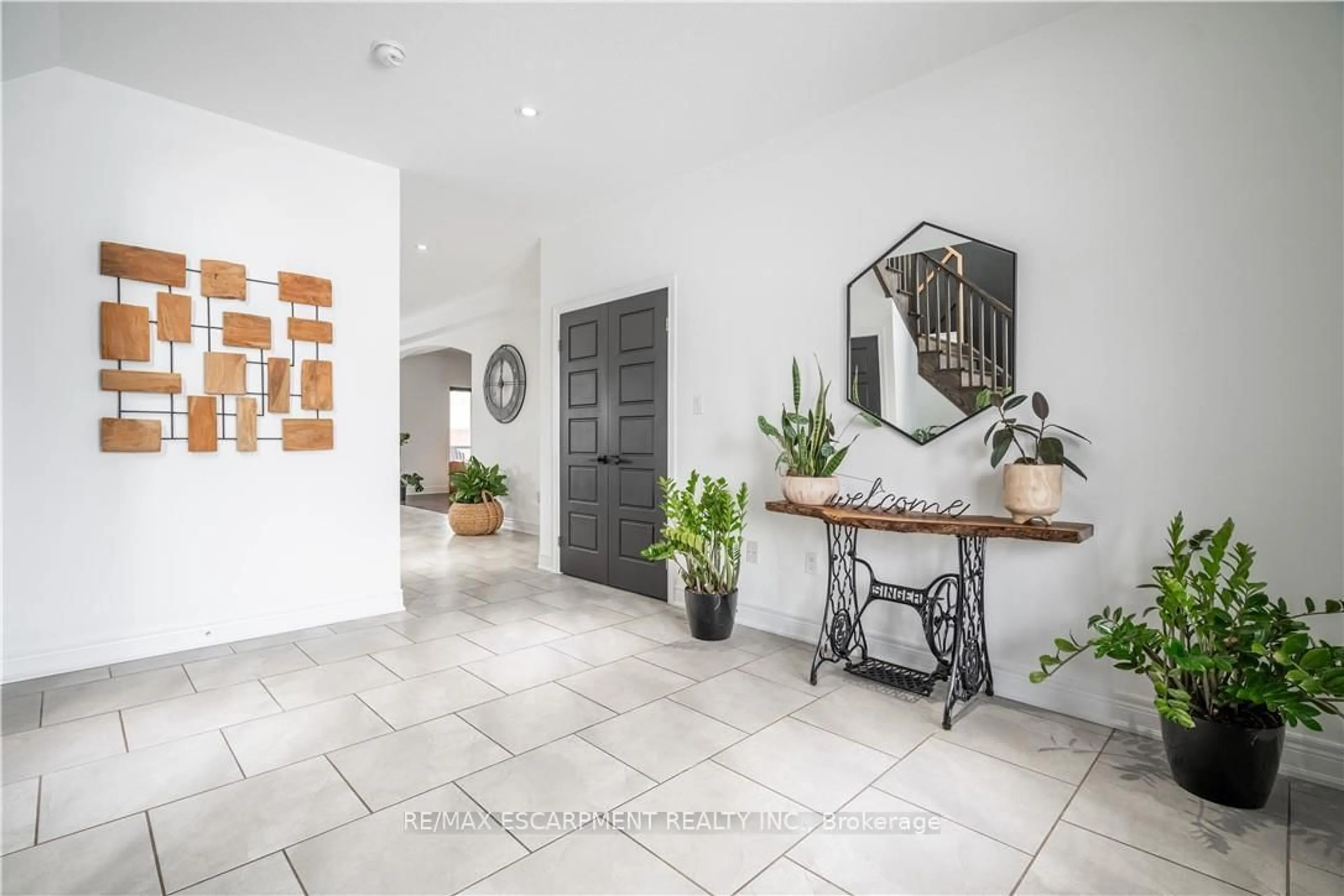 Indoor entryway for 4126 Prokich Crt, Lincoln Ontario L3J 0M1
