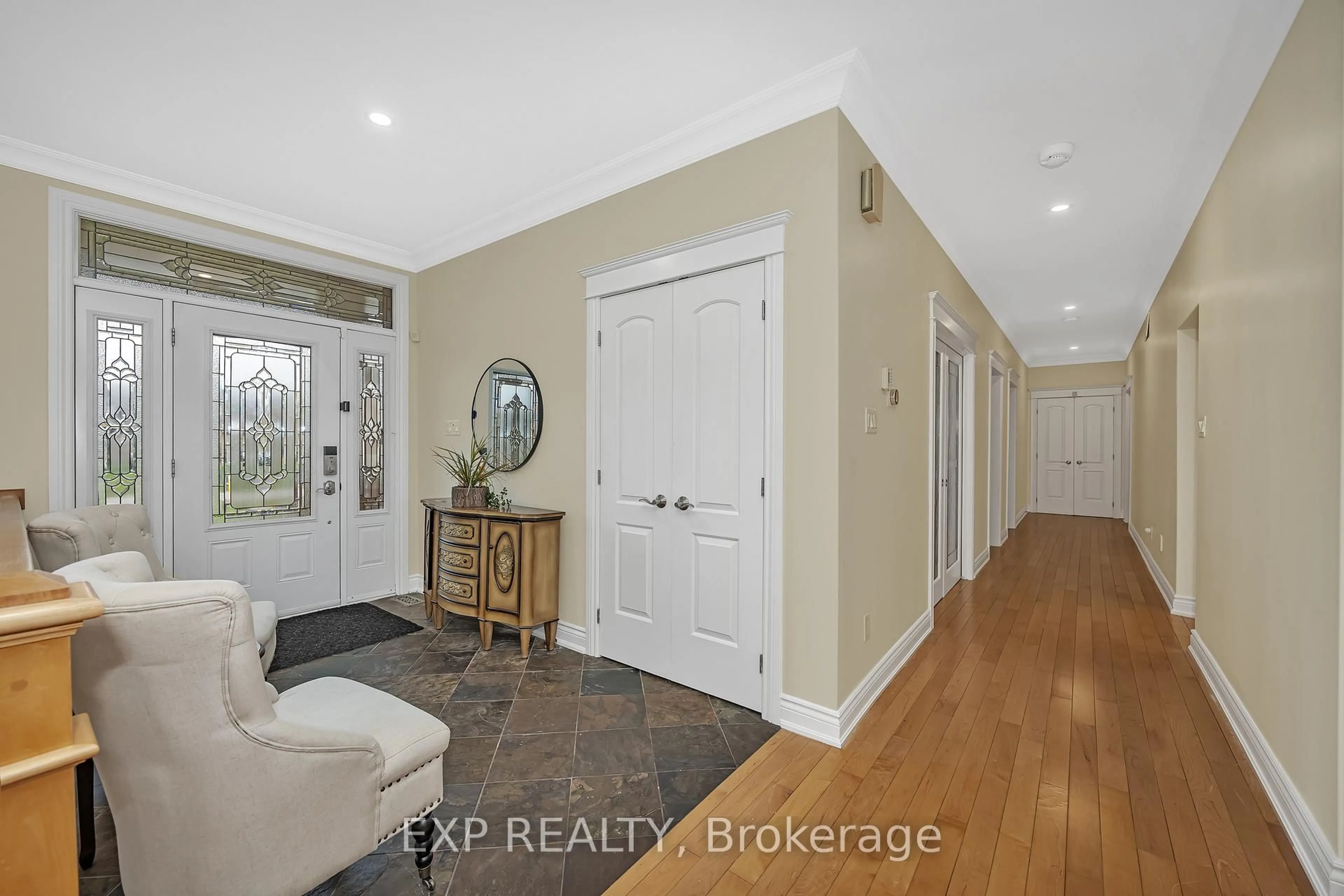 Indoor entryway for 6703 Suncrest Dr, Greely Ontario K4P 0B4
