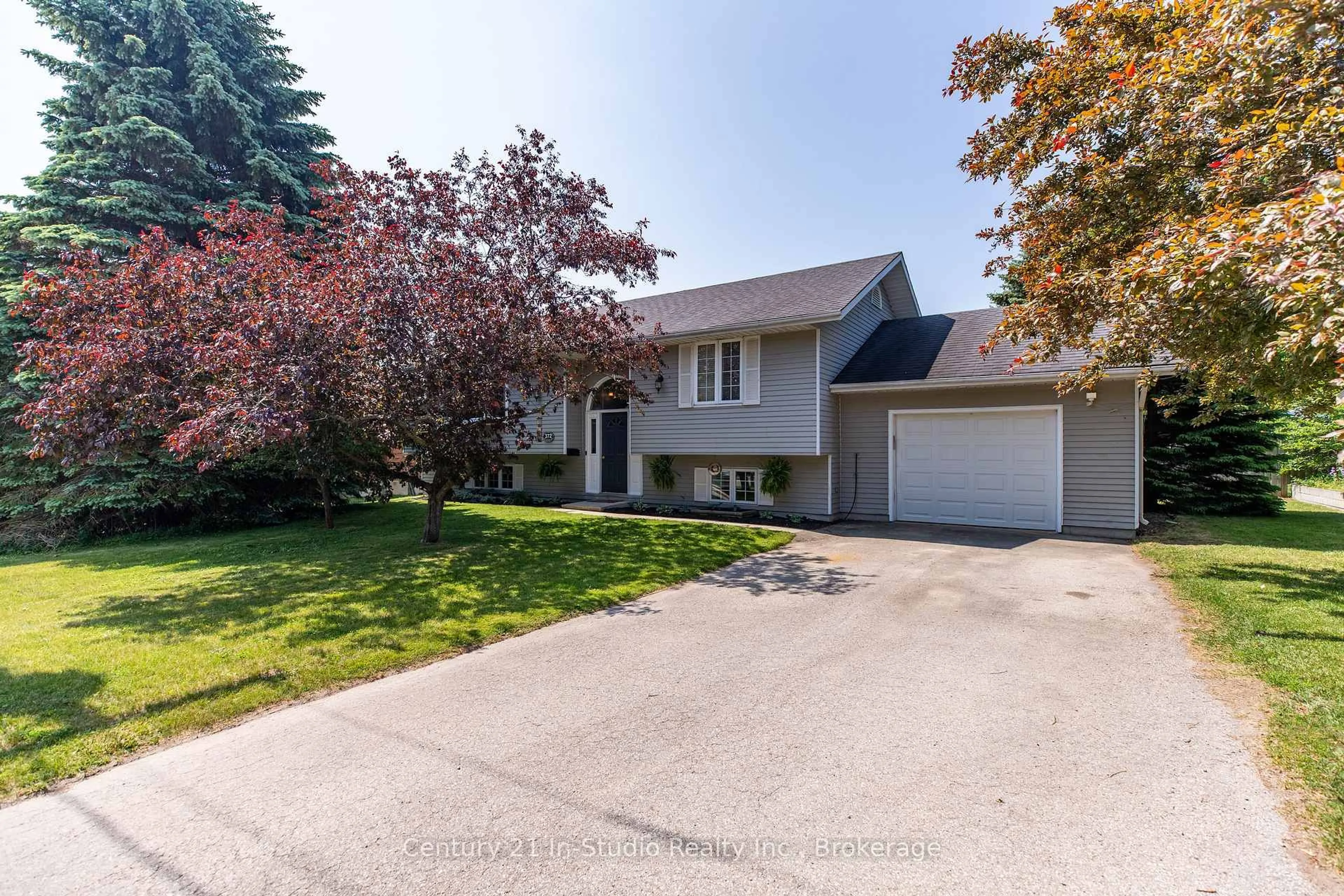 Home with vinyl exterior material, street for 372 St Albert St, Kincardine Ontario N2Z 2V3