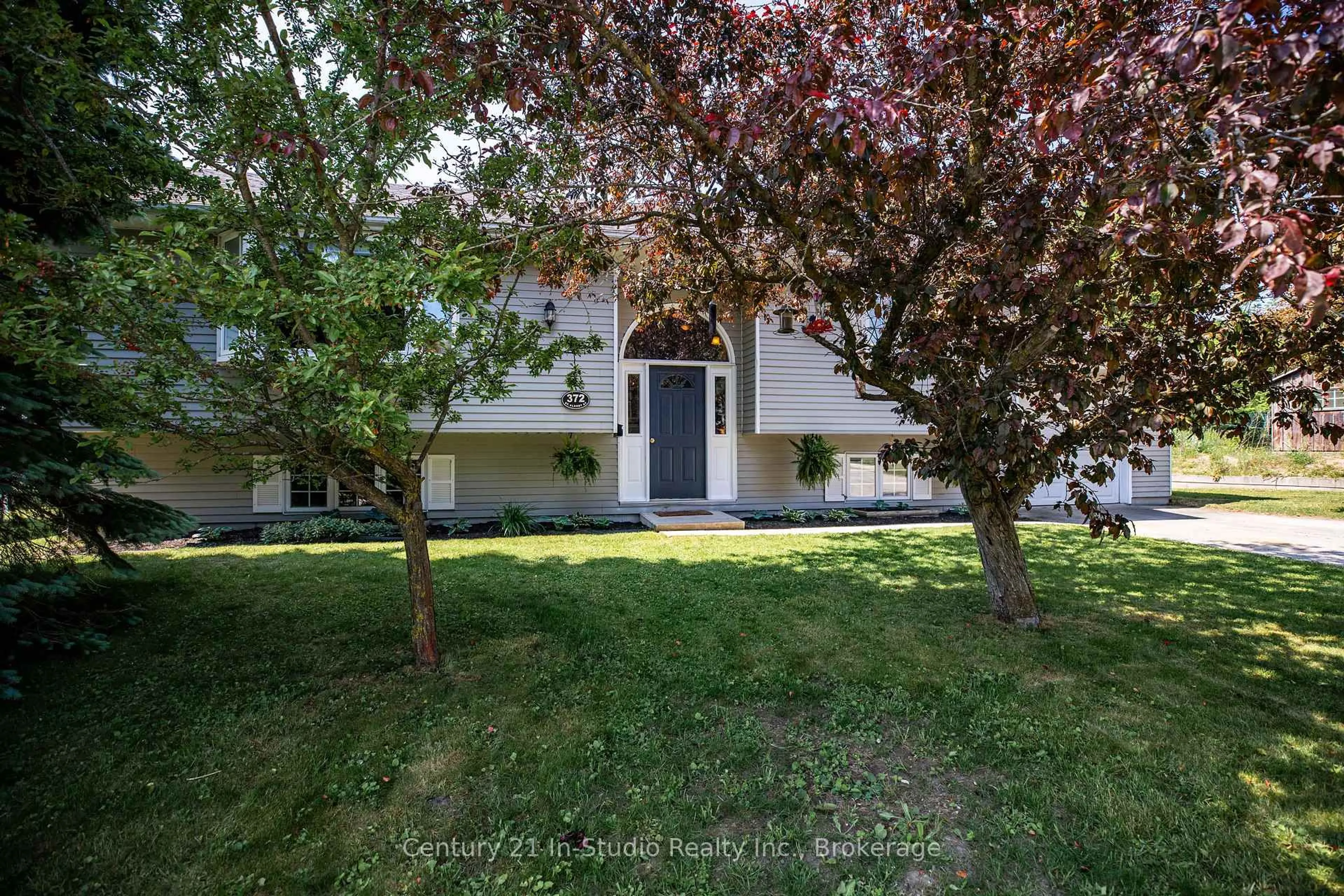 A pic from outside/outdoor area/front of a property/back of a property/a pic from drone, street for 372 St Albert St, Kincardine Ontario N2Z 2V3