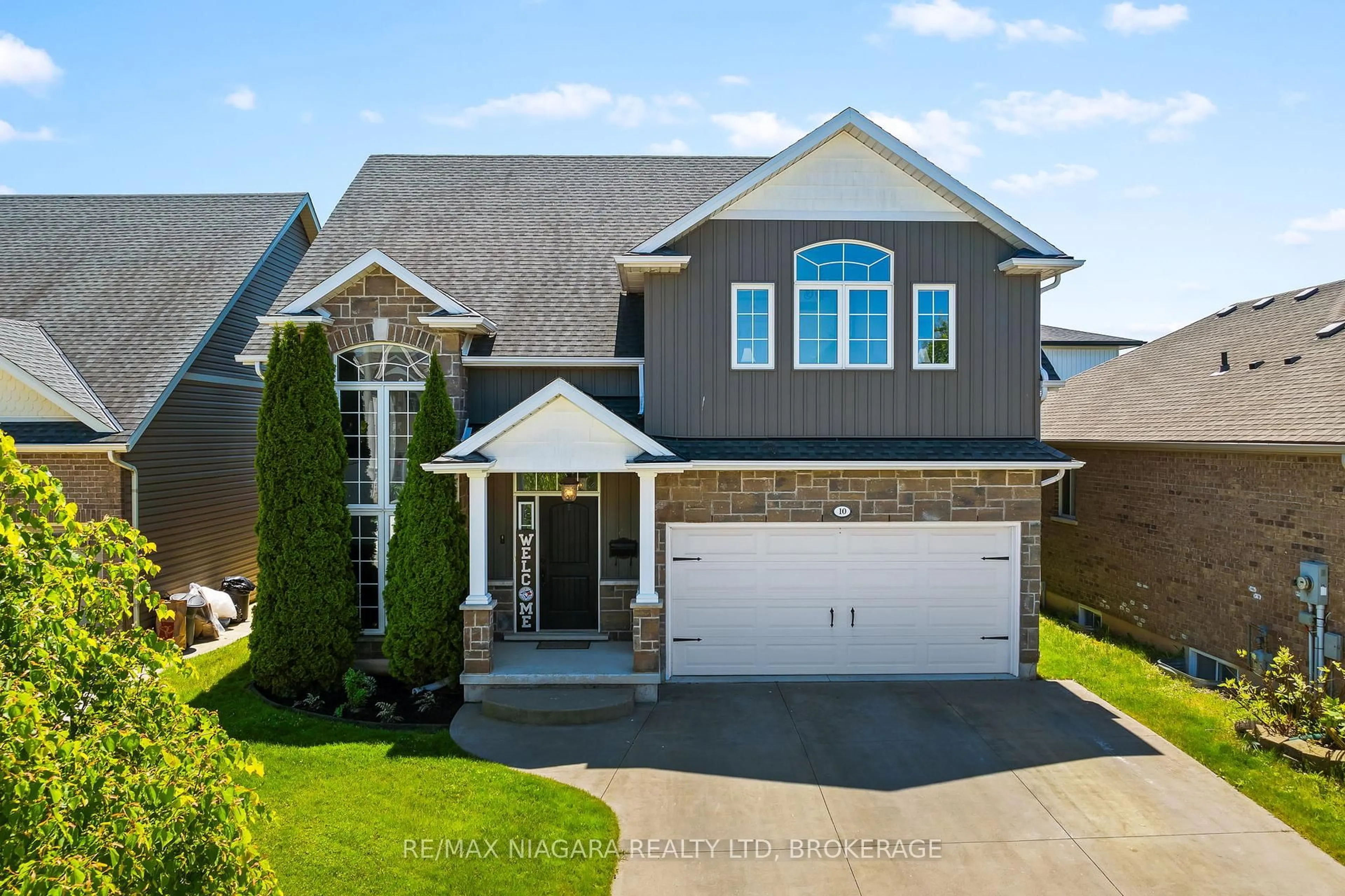 Home with vinyl exterior material, street for 10 Corbin St, St. Catharines Ontario L2P 0C3